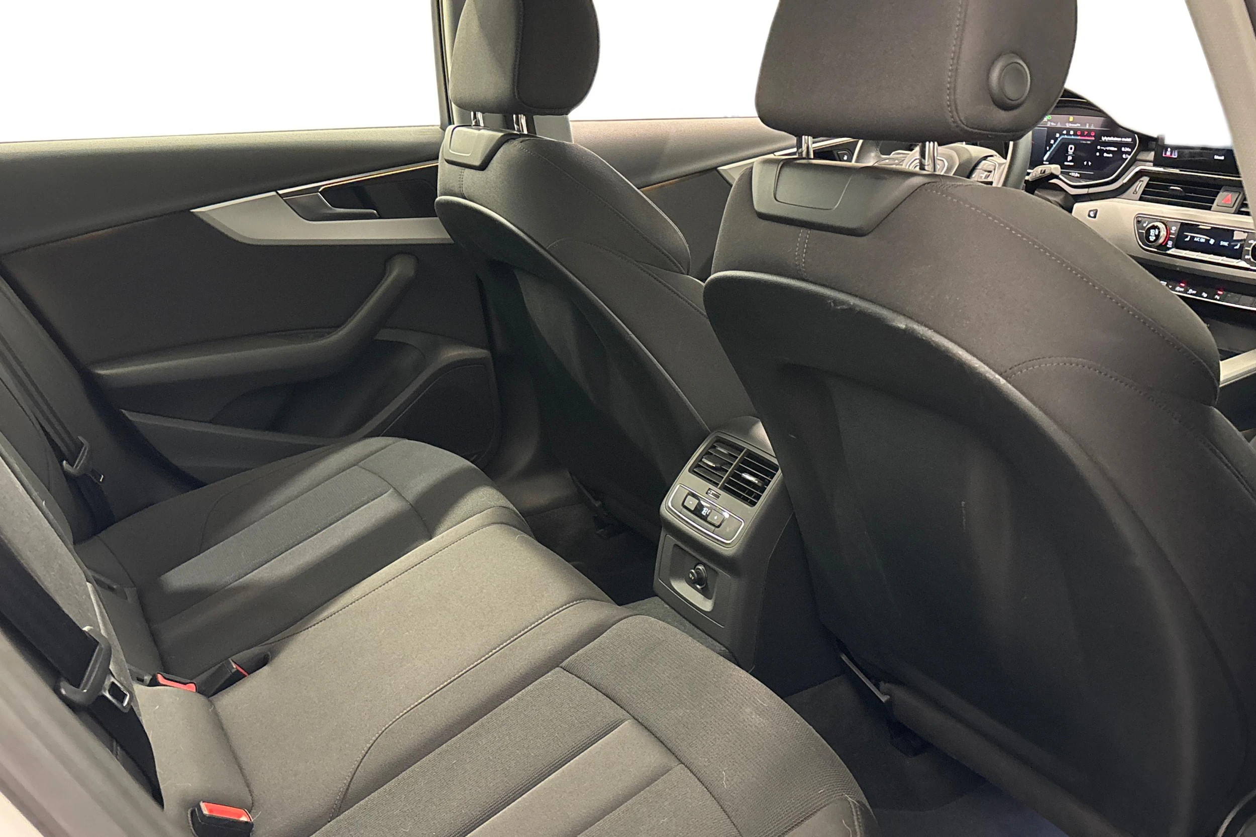 valkoinen Audi A4 2023 kuva 9.