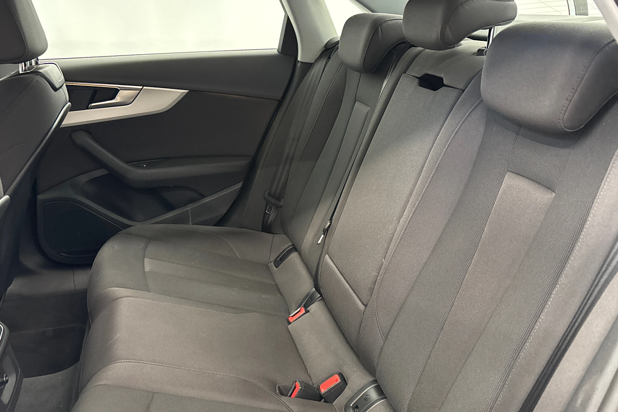 valkoinen Audi A4 2023 kuva 10.