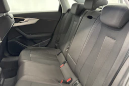 valkoinen Audi A4 2023 kuva 10.