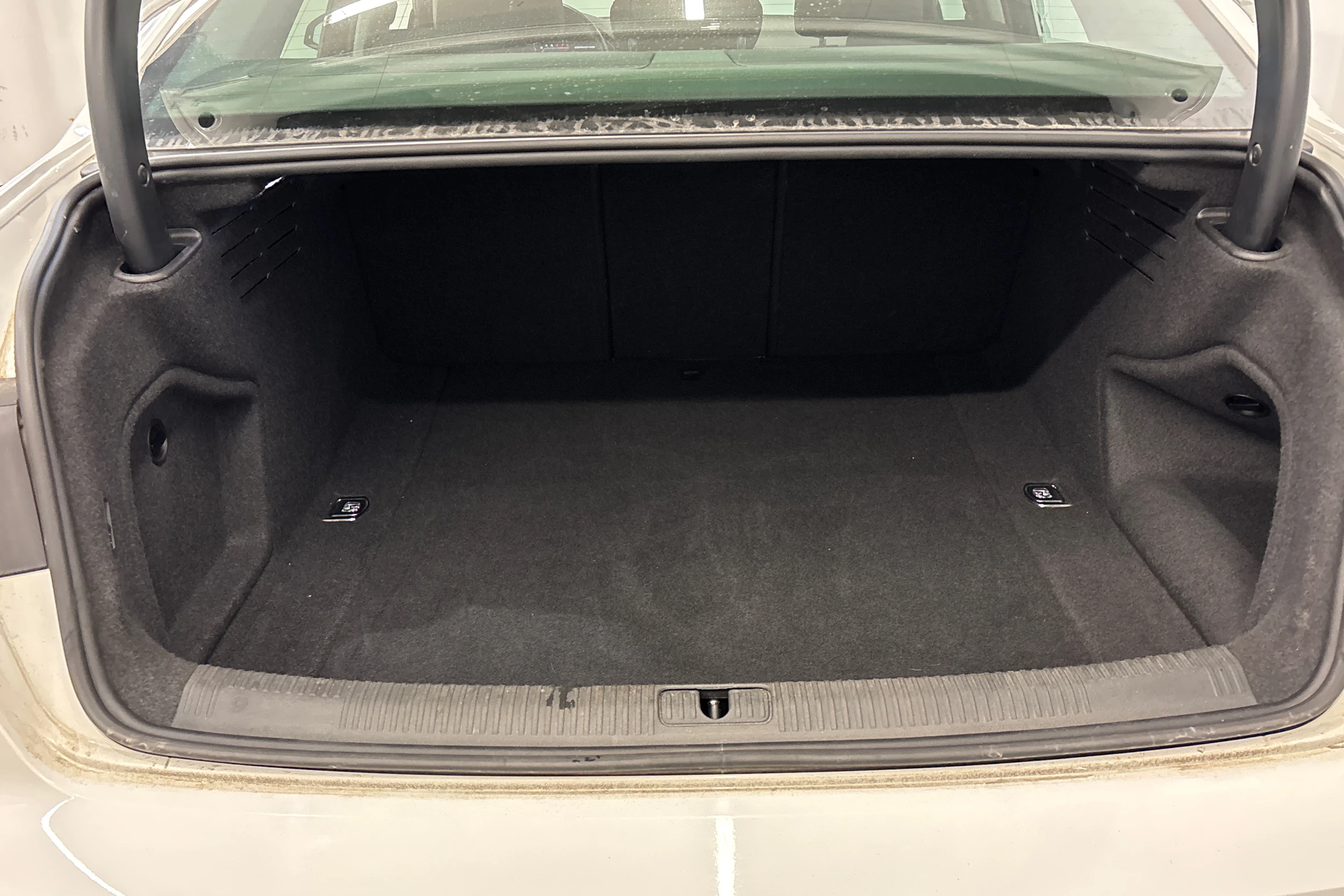 valkoinen Audi A4 2023 kuva 11.