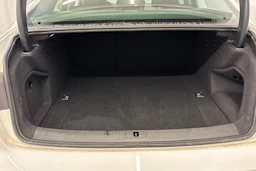 valkoinen Audi A4 2023 kuva 11.