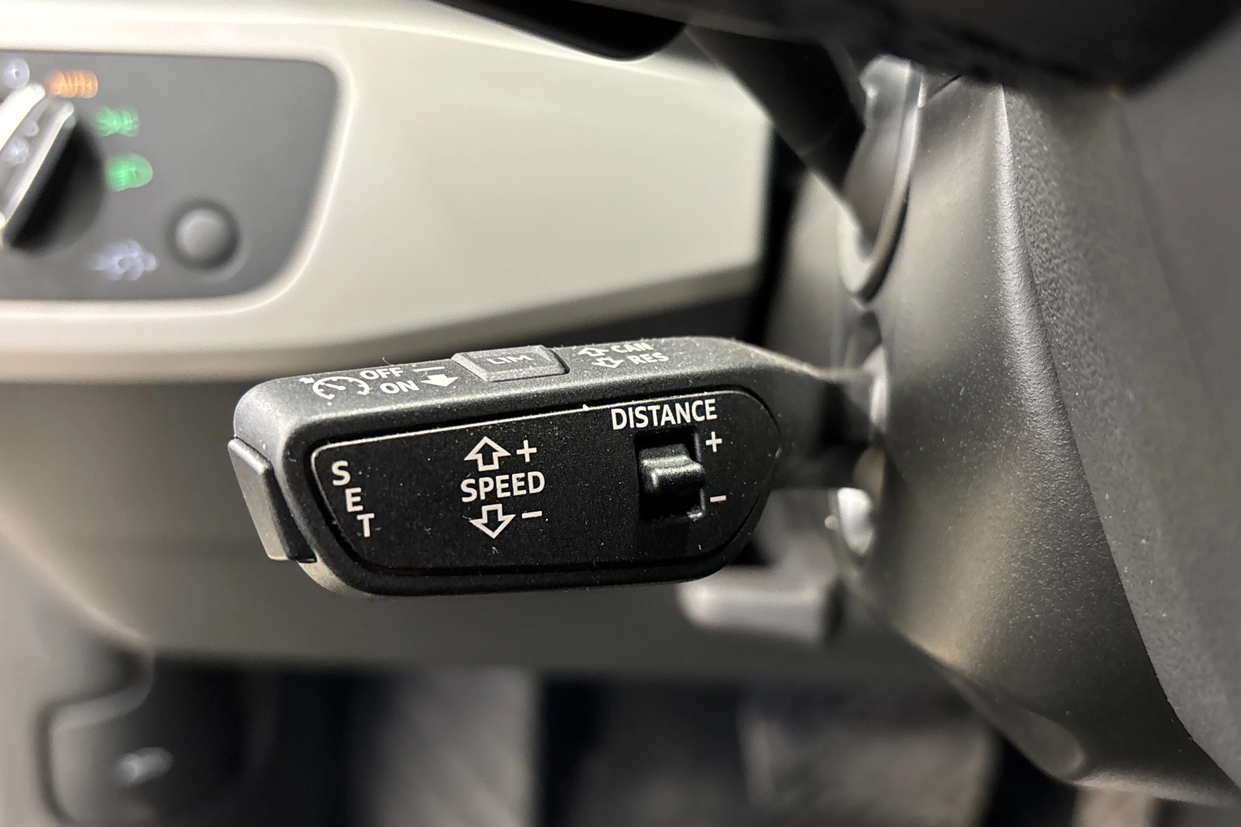 valkoinen Audi A4 2023 kuva 16.