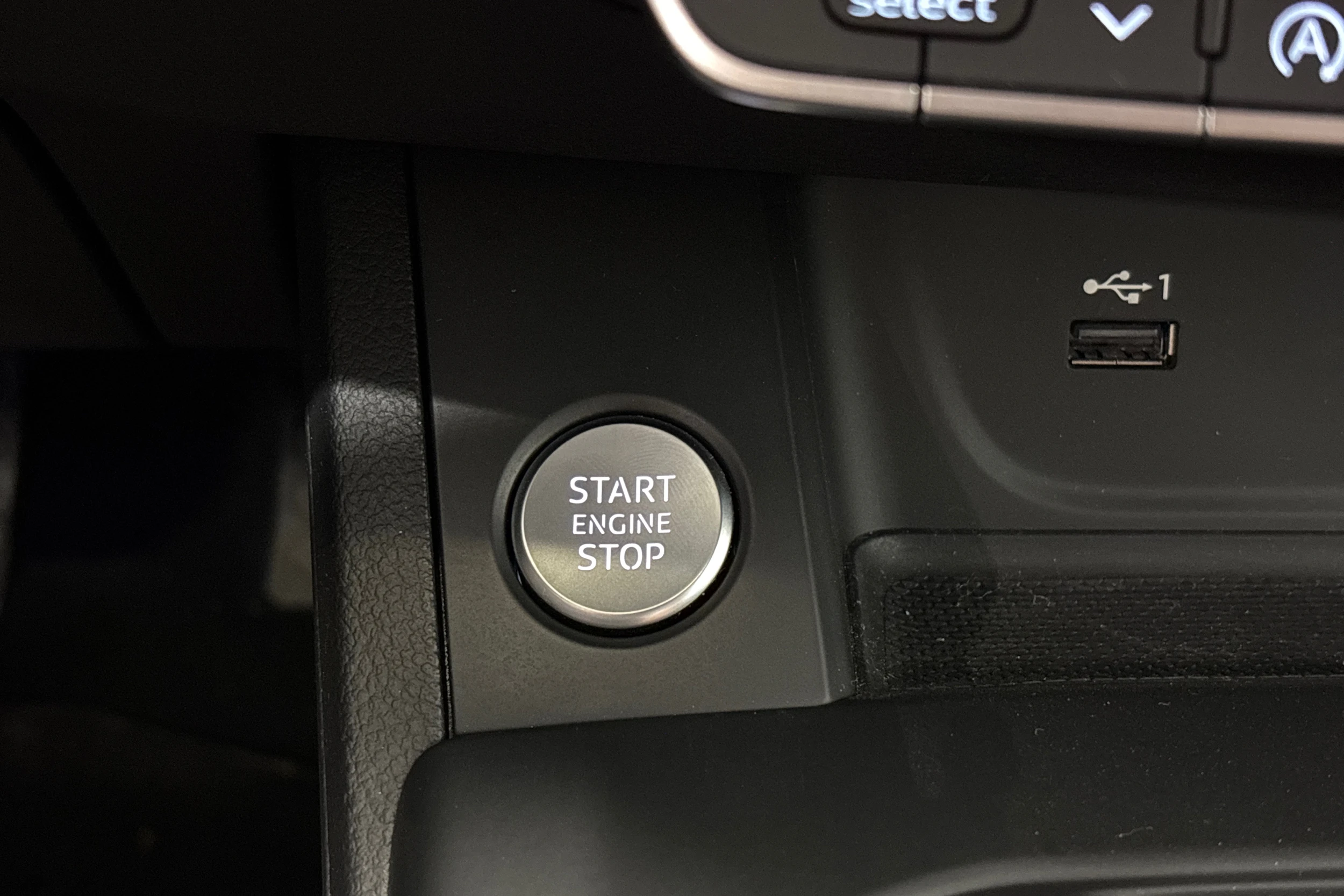 valkoinen Audi A4 2023 kuva 23.