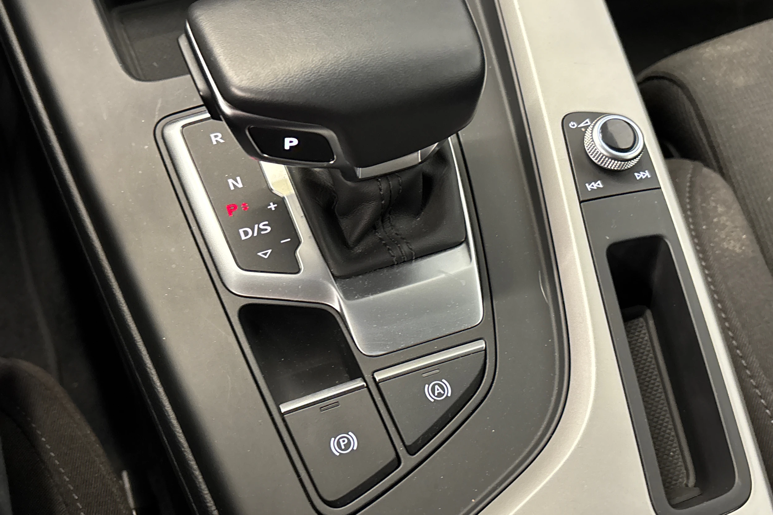 valkoinen Audi A4 2023 kuva 24.