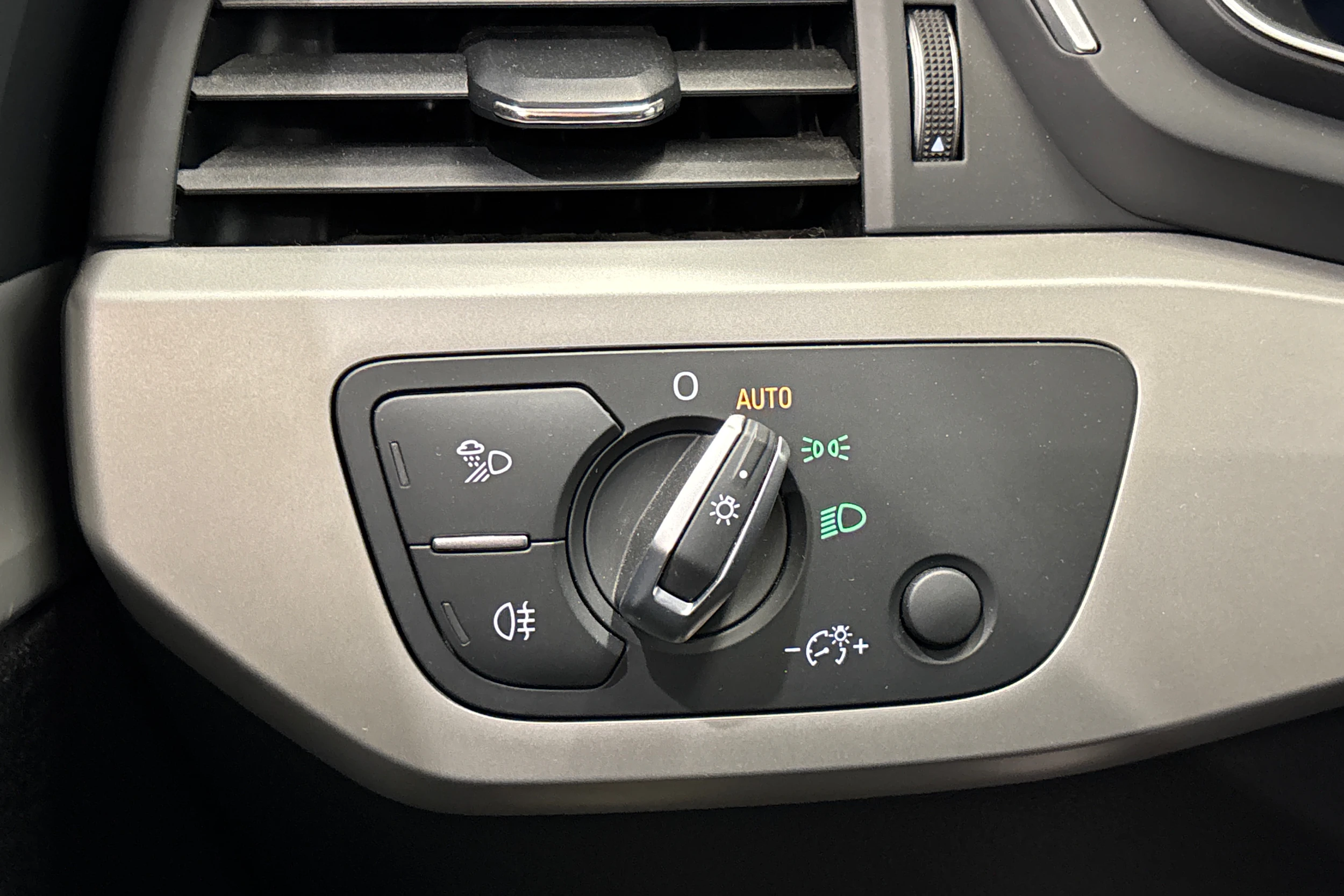 valkoinen Audi A4 2023 kuva 26.