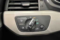 valkoinen Audi A4 2023 kuva 26.