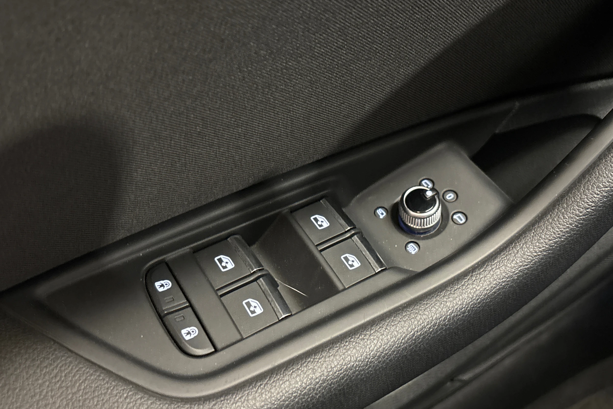 valkoinen Audi A4 2023 kuva 27.