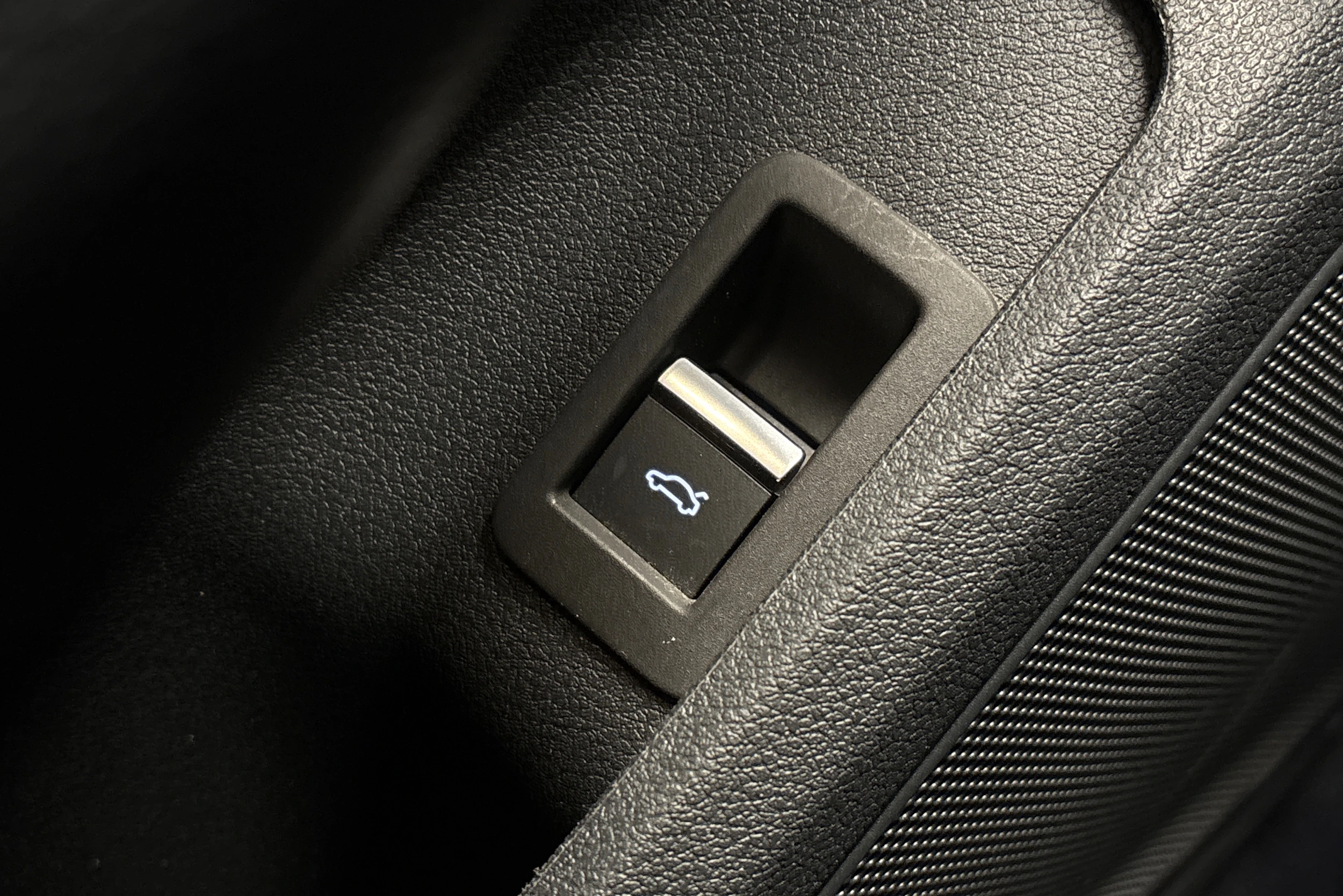 valkoinen Audi A4 2023 kuva 28.