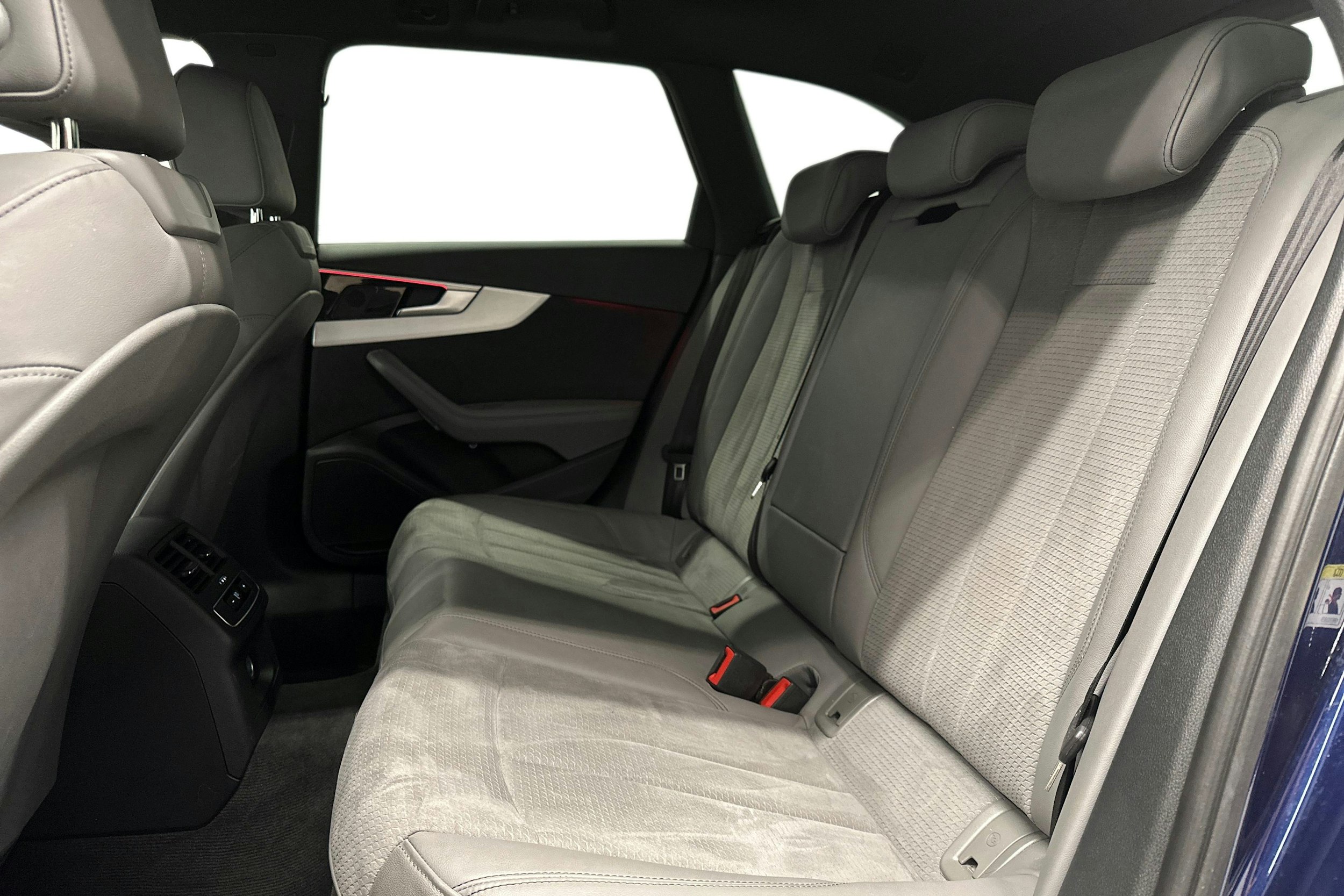 sininen Audi A4 2024 kuva 10.