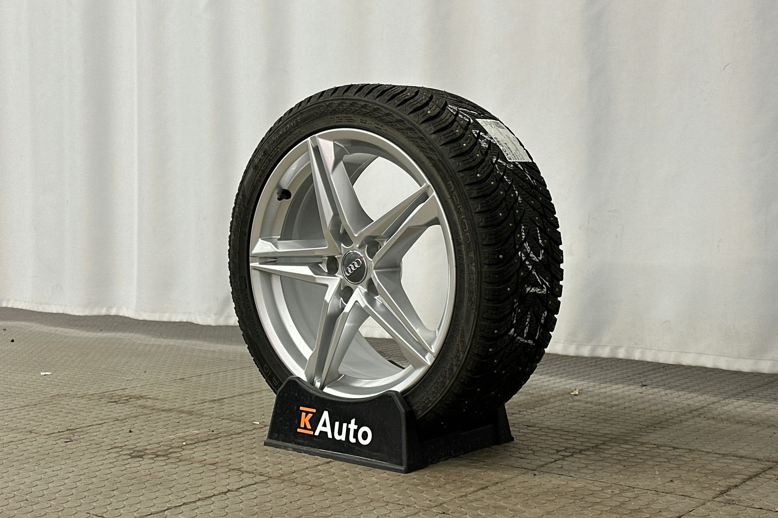 sininen Audi A4 2024 kuva 13.