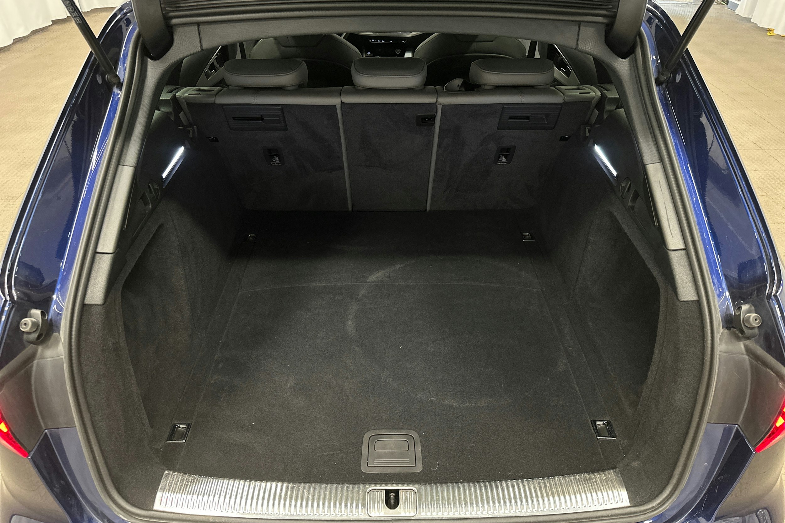 sininen Audi A4 2024 kuva 14.