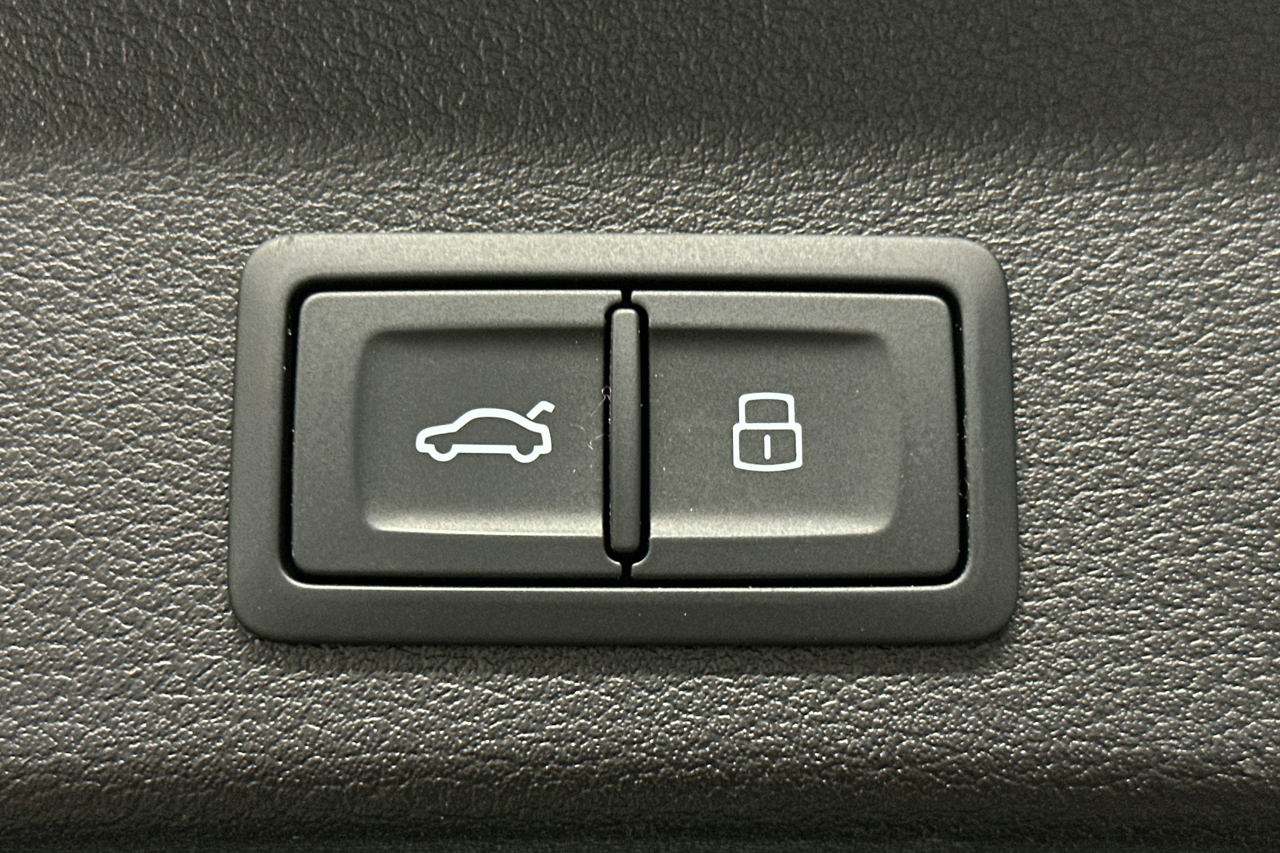 sininen Audi A4 2024 kuva 15.
