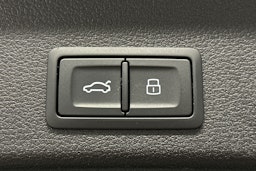 sininen Audi A4 2024 kuva 15.