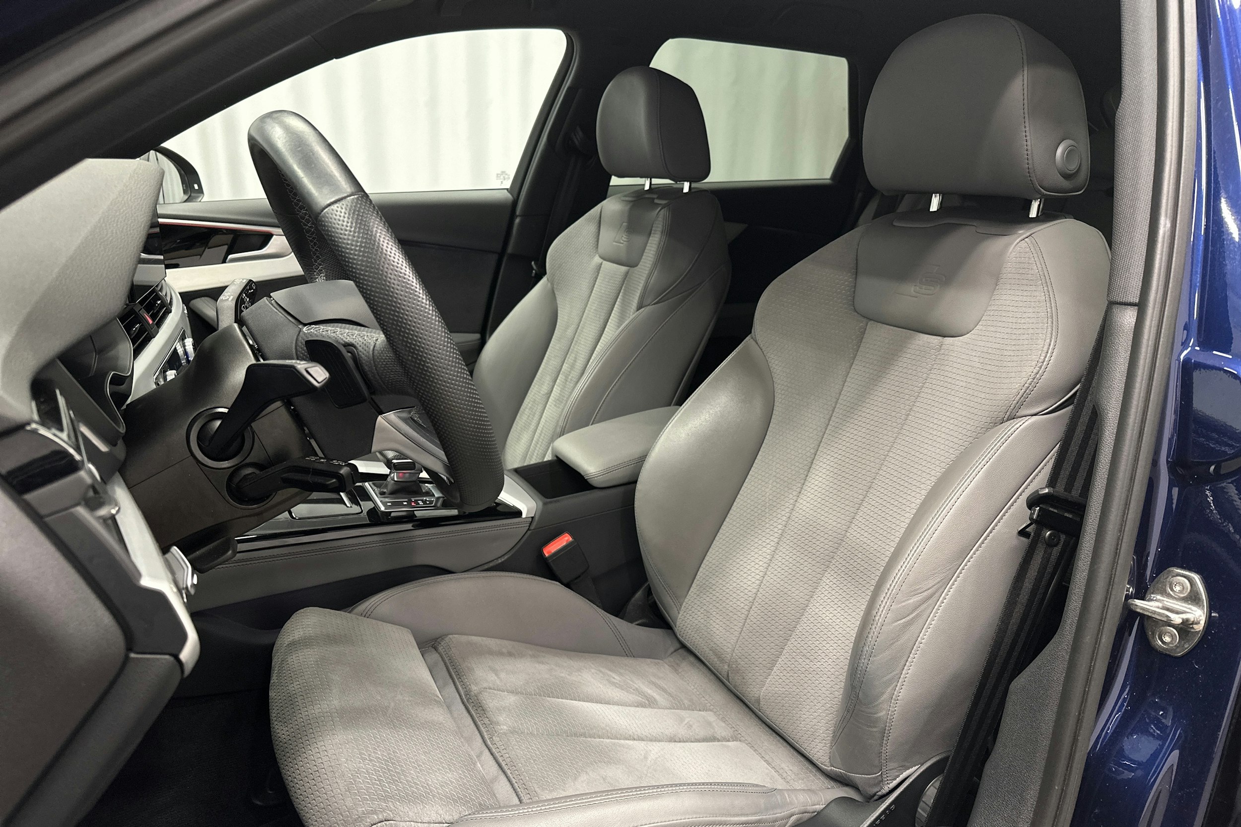sininen Audi A4 2024 kuva 17.