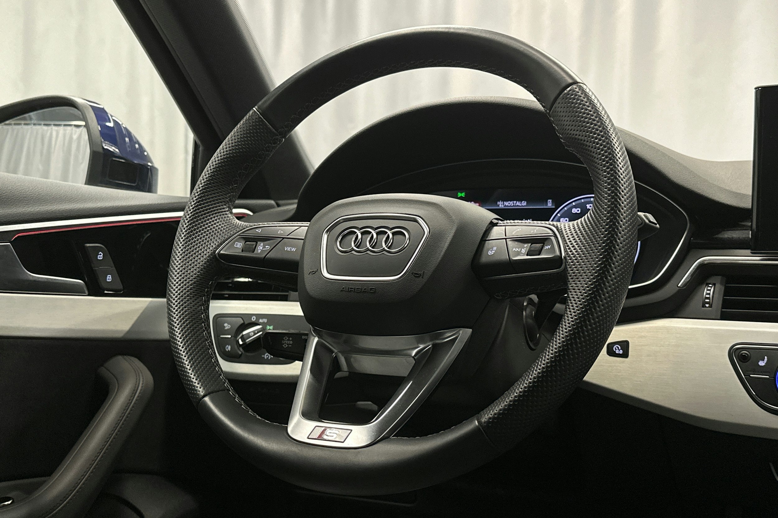 sininen Audi A4 2024 kuva 18.