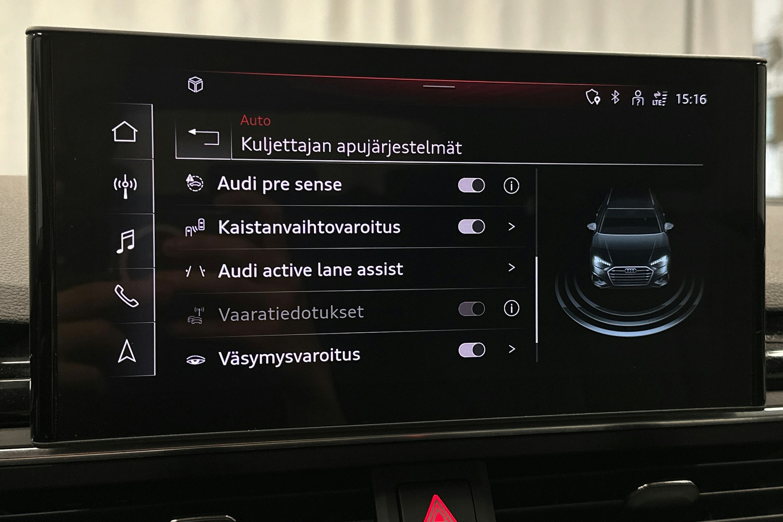 sininen Audi A4 2024 kuva 27.