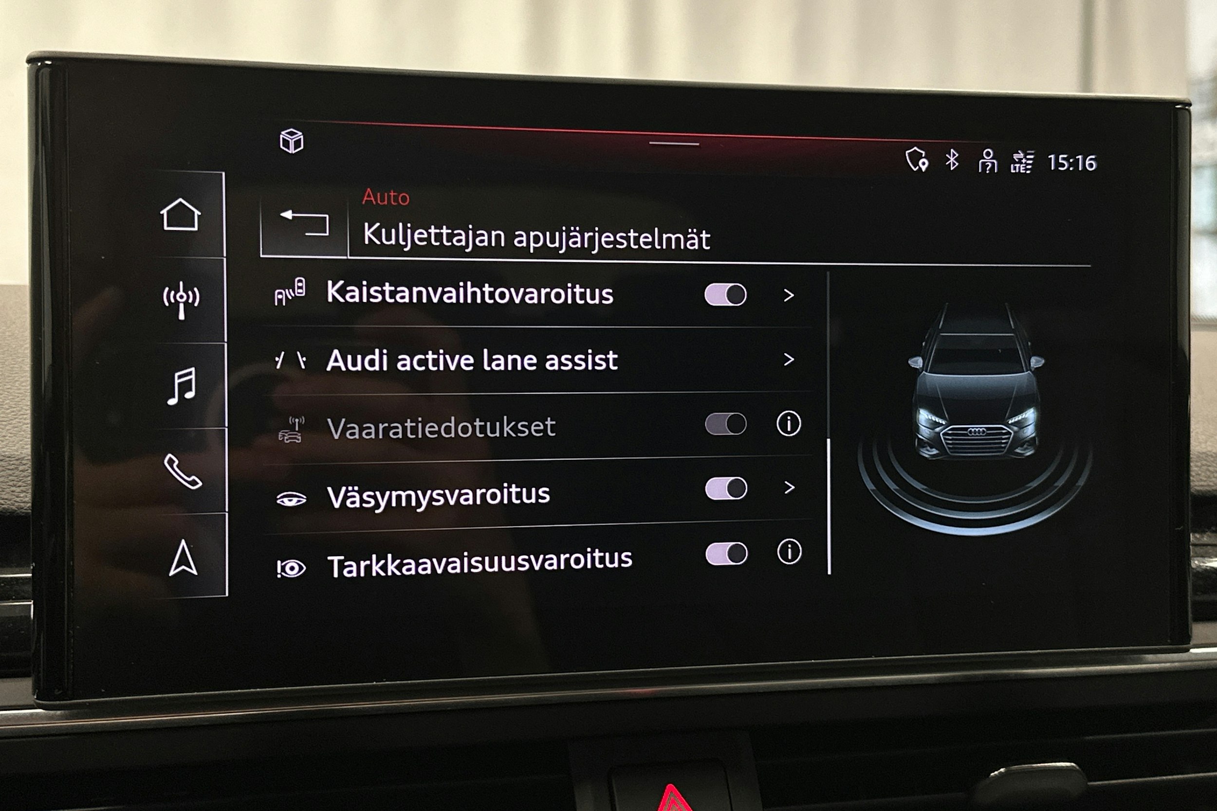 sininen Audi A4 2024 kuva 28.