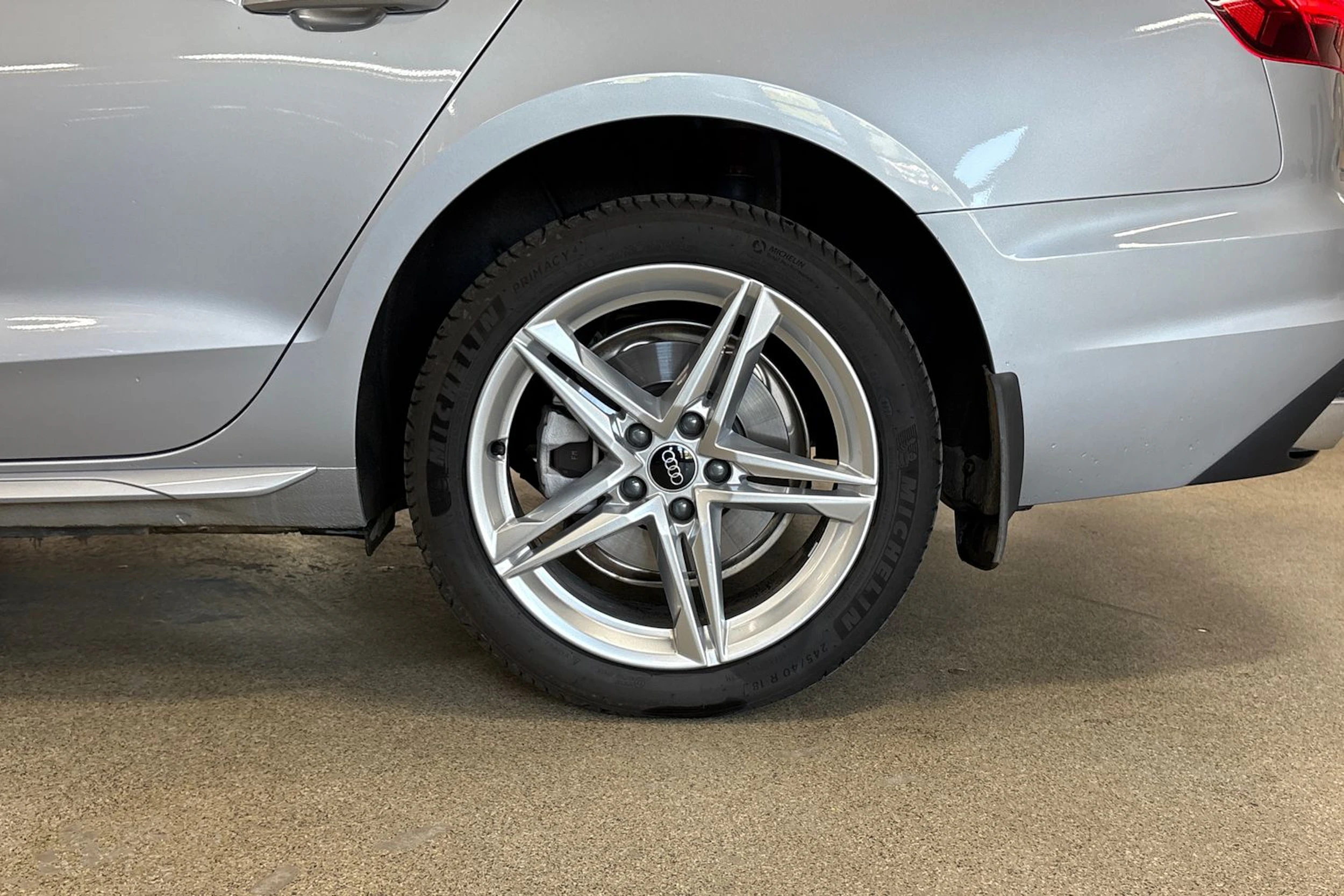 harmaa Audi A4 2024 kuva 10.