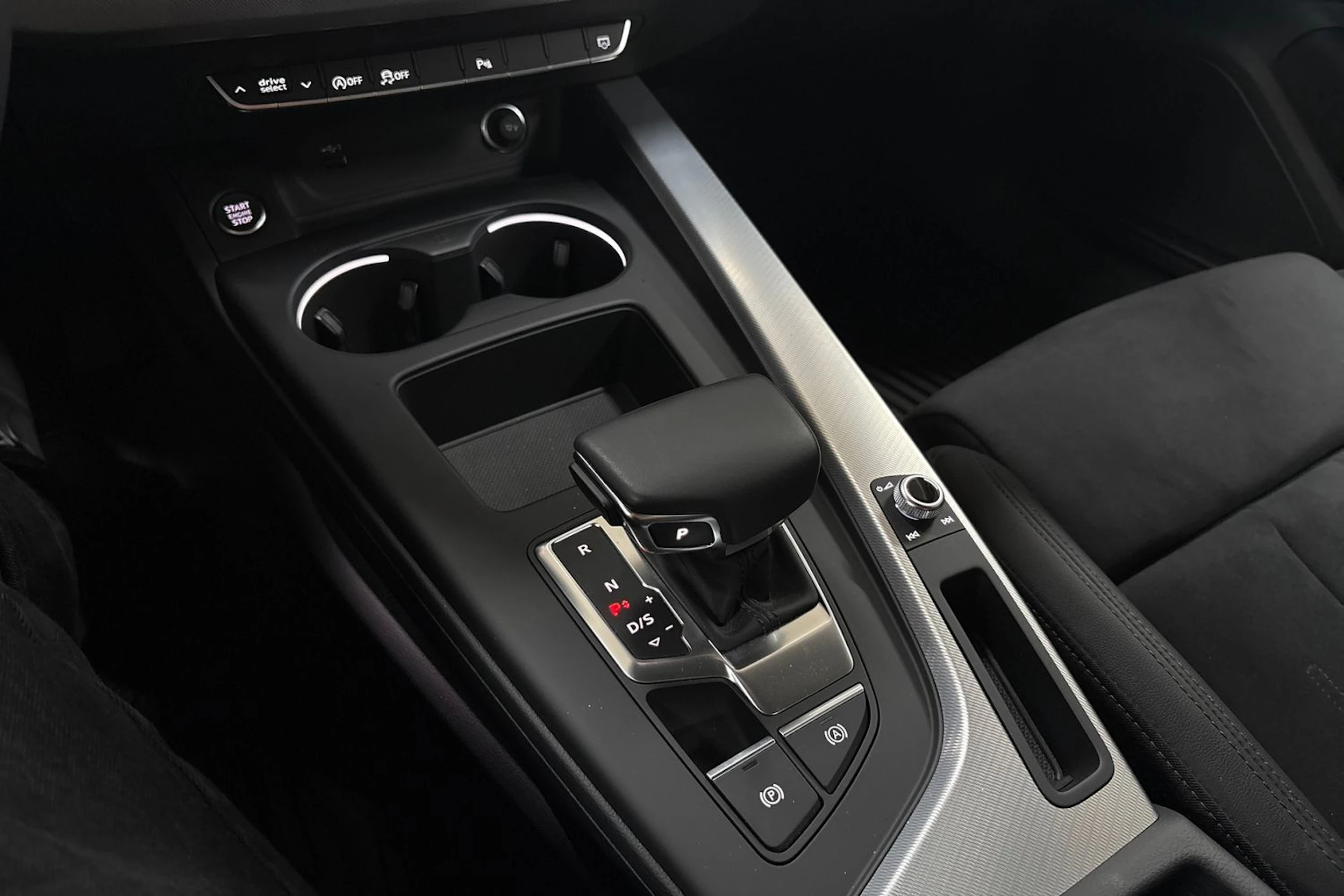 harmaa Audi A4 2024 kuva 21.