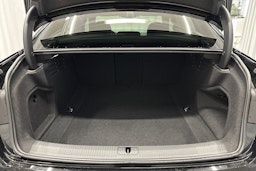 musta Audi A4 2024 kuva 11.