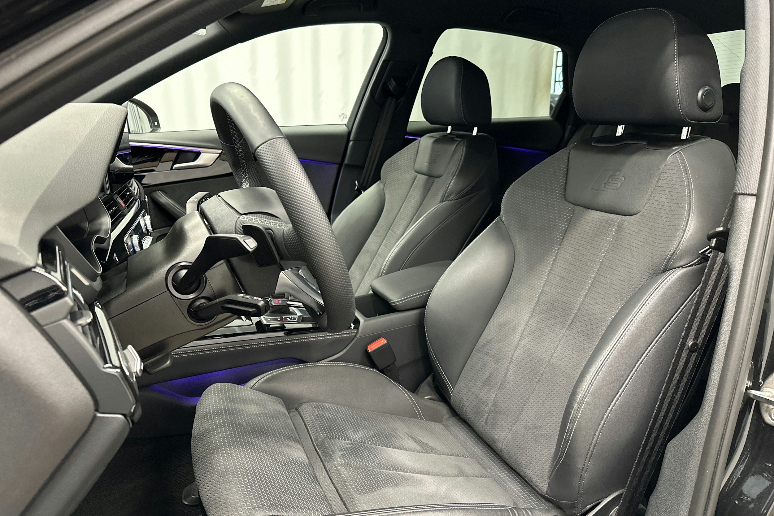 musta Audi A4 2024 kuva 13.