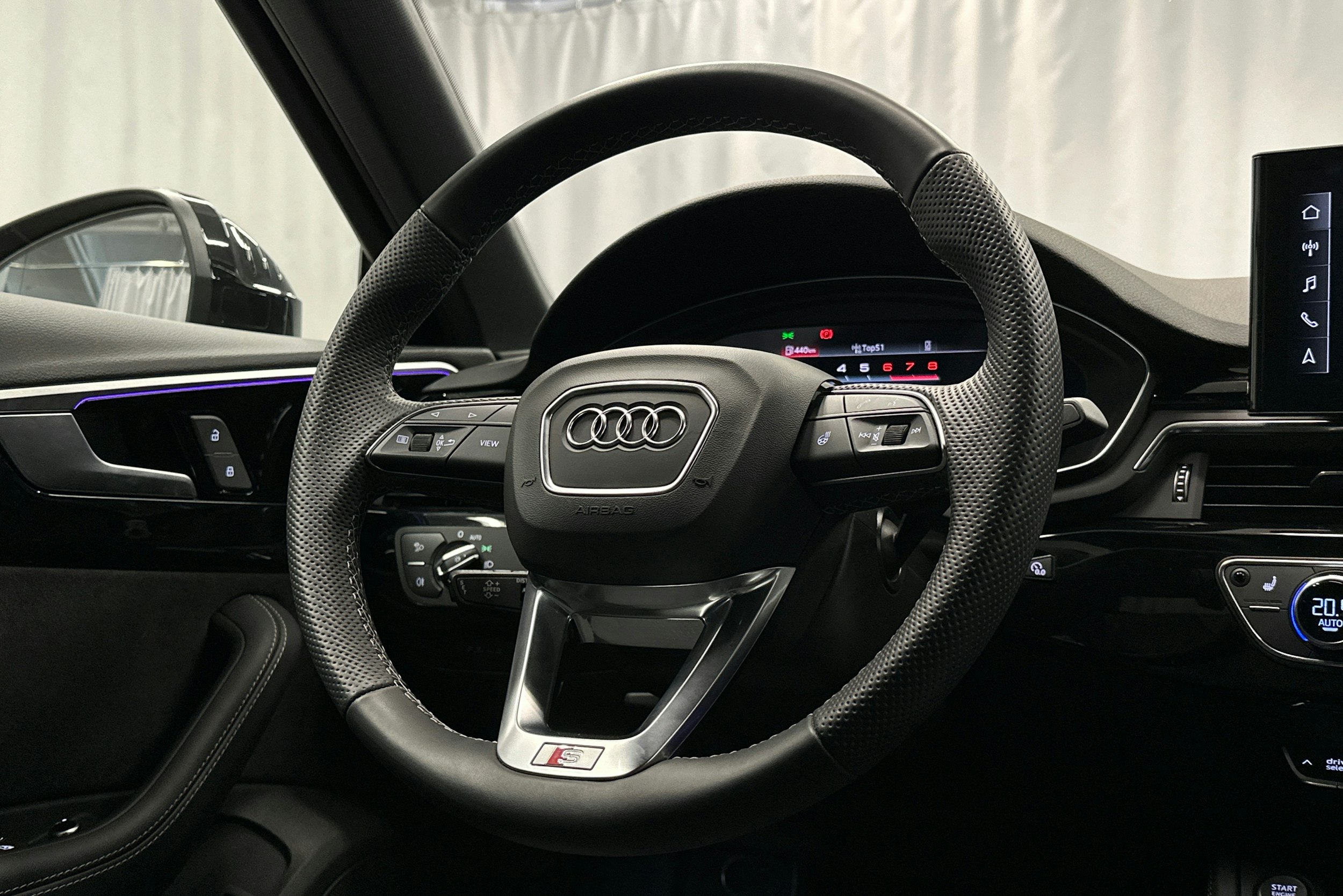 musta Audi A4 2024 kuva 14.