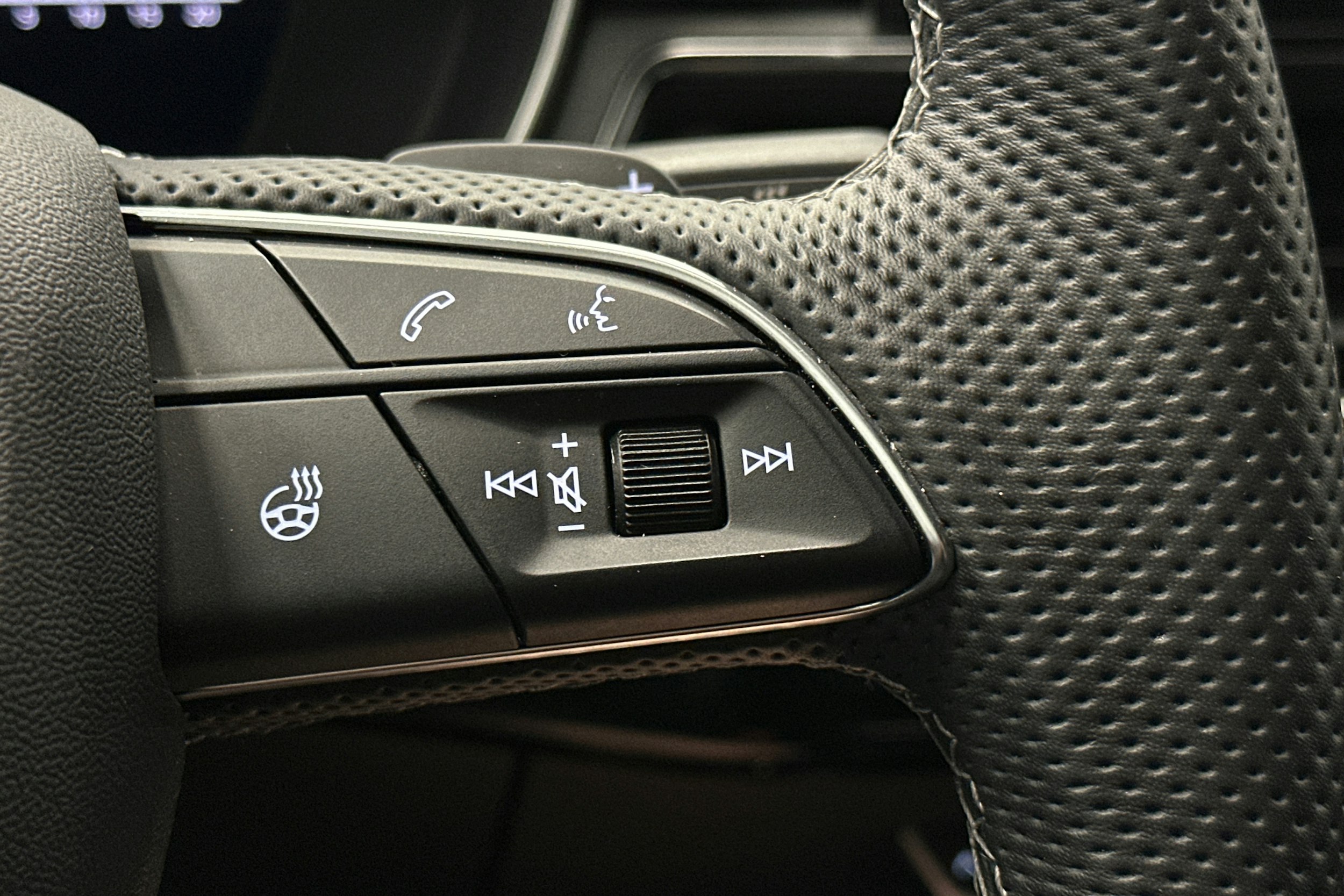 musta Audi A4 2024 kuva 16.