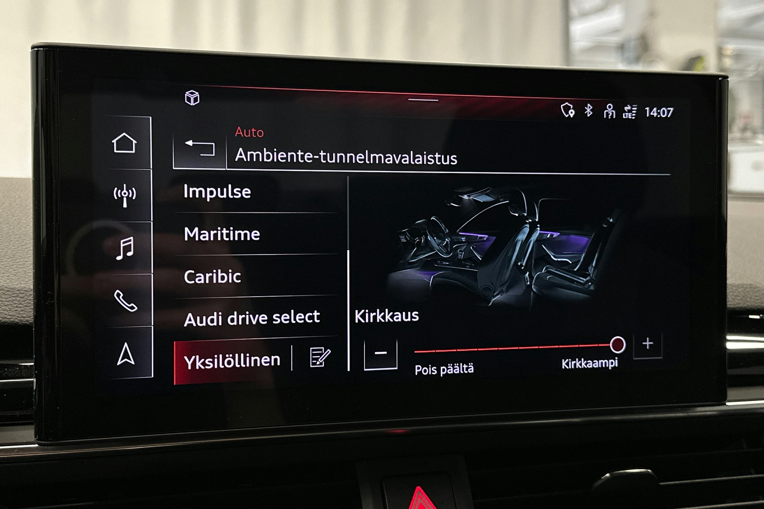 musta Audi A4 2024 kuva 22.