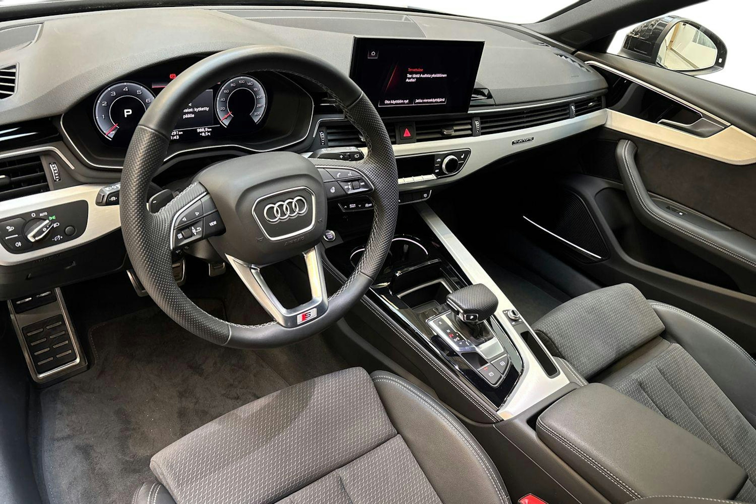 musta Audi A4 2024 kuva 7.
