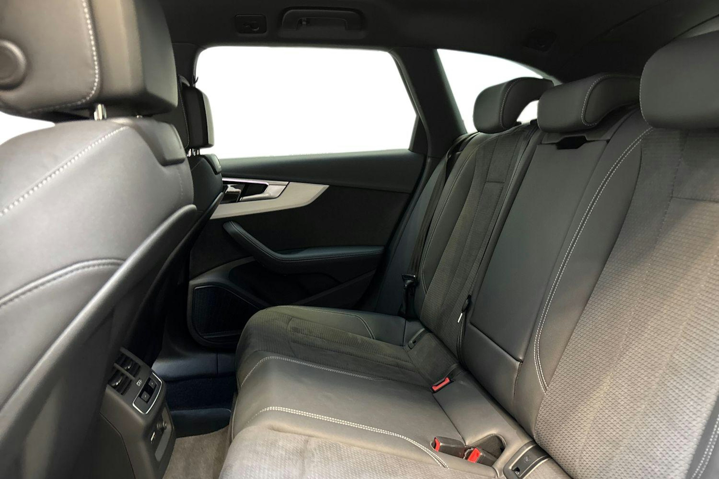 musta Audi A4 2024 kuva 10.