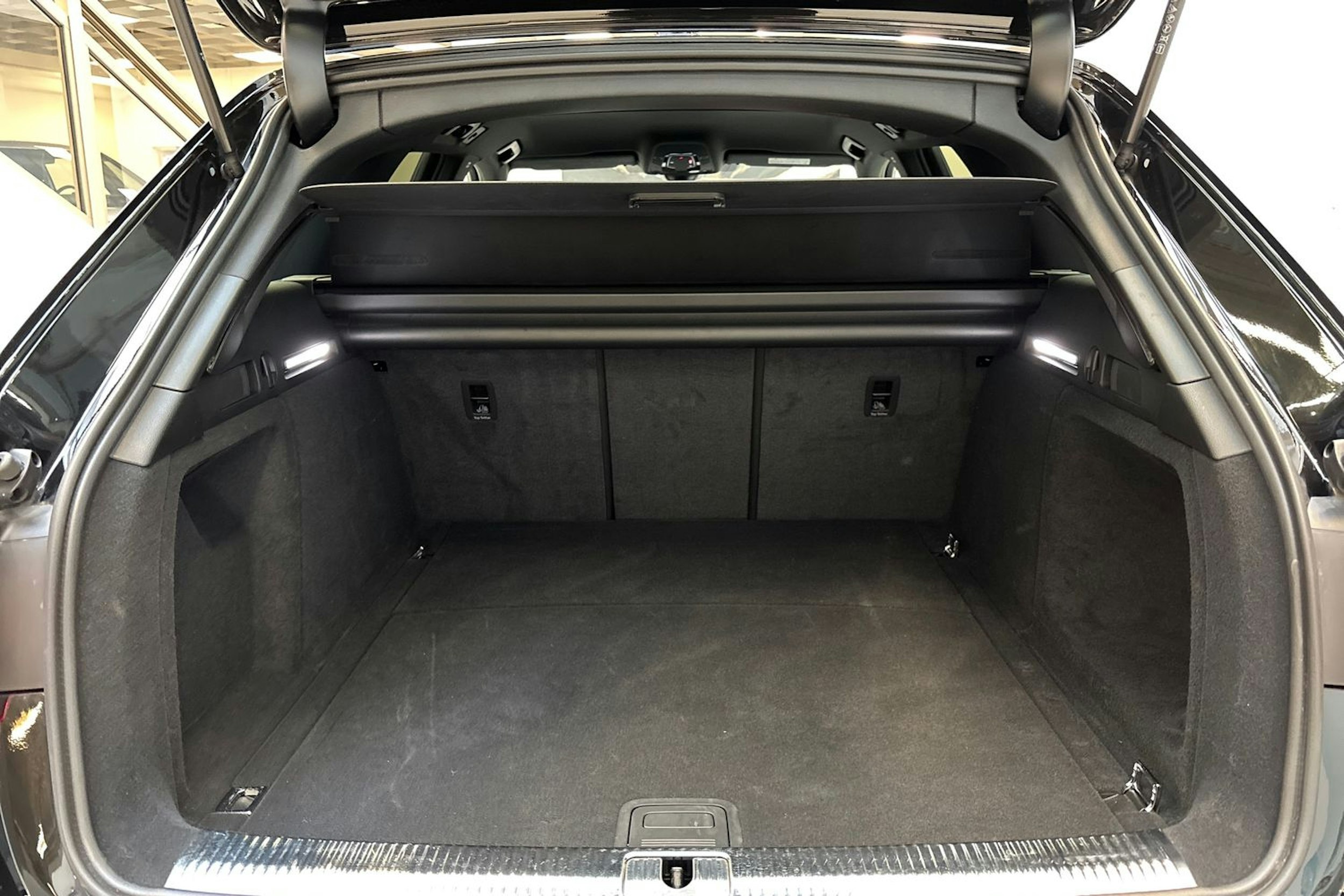 musta Audi A4 2024 kuva 14.