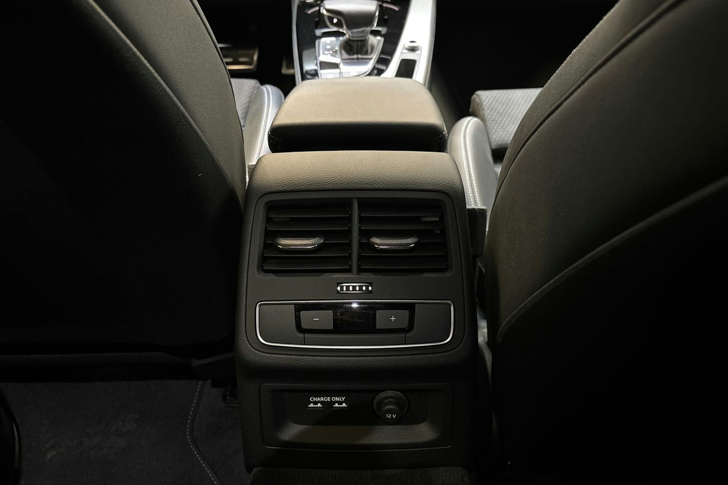 musta Audi A4 2024 kuva 16.