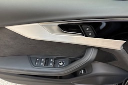 musta Audi A4 2024 kuva 17.