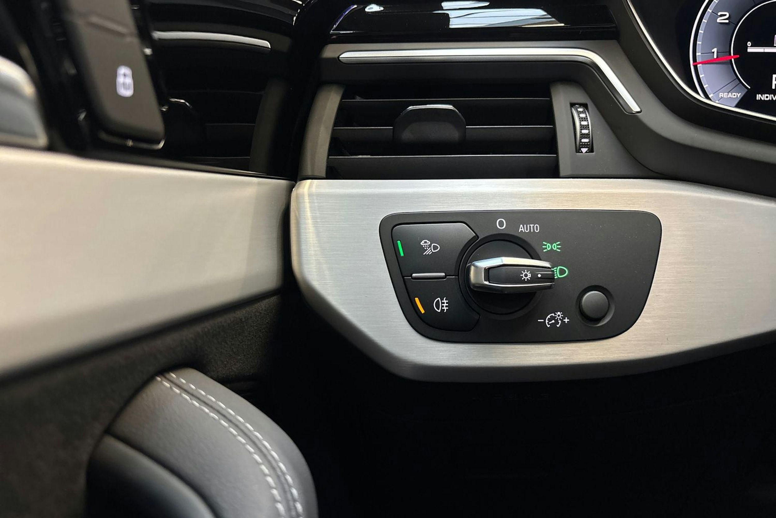 musta Audi A4 2024 kuva 18.