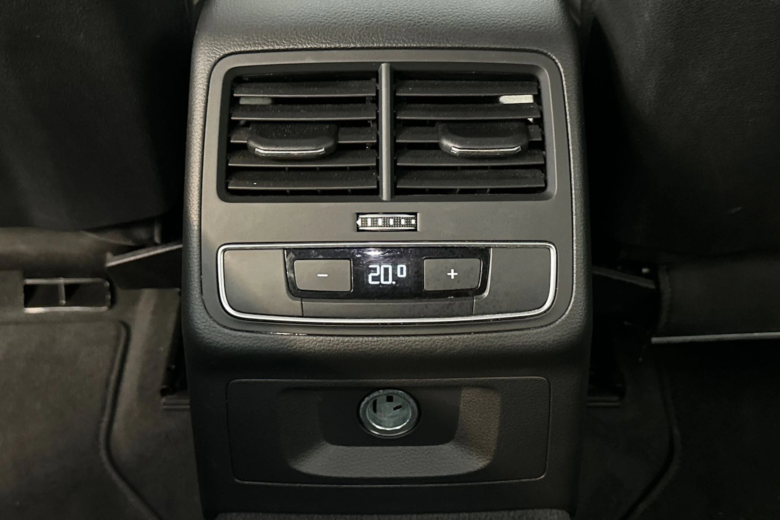 harmaa Audi A4 2024 kuva 33.