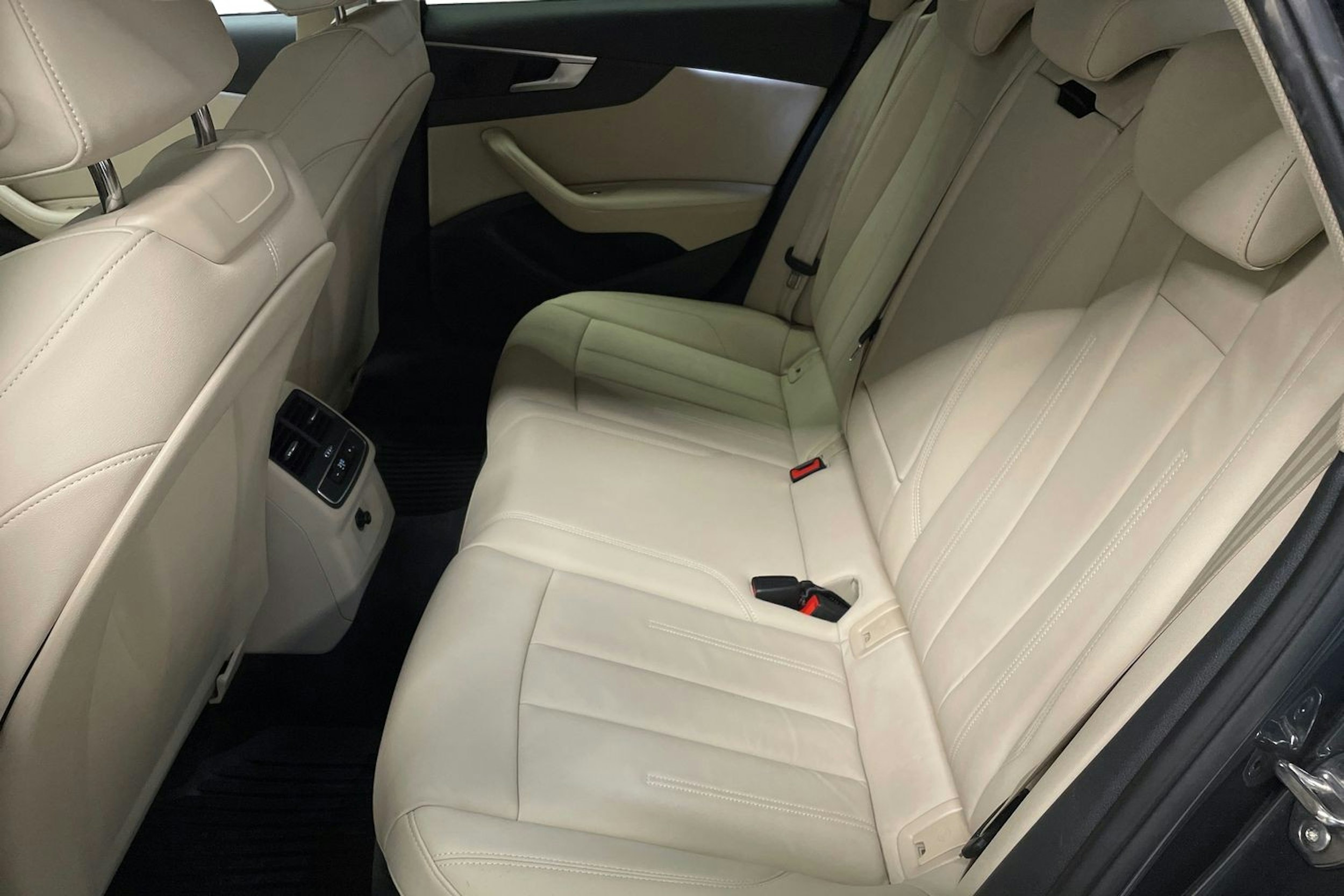 harmaa Audi A4 2024 kuva 10.