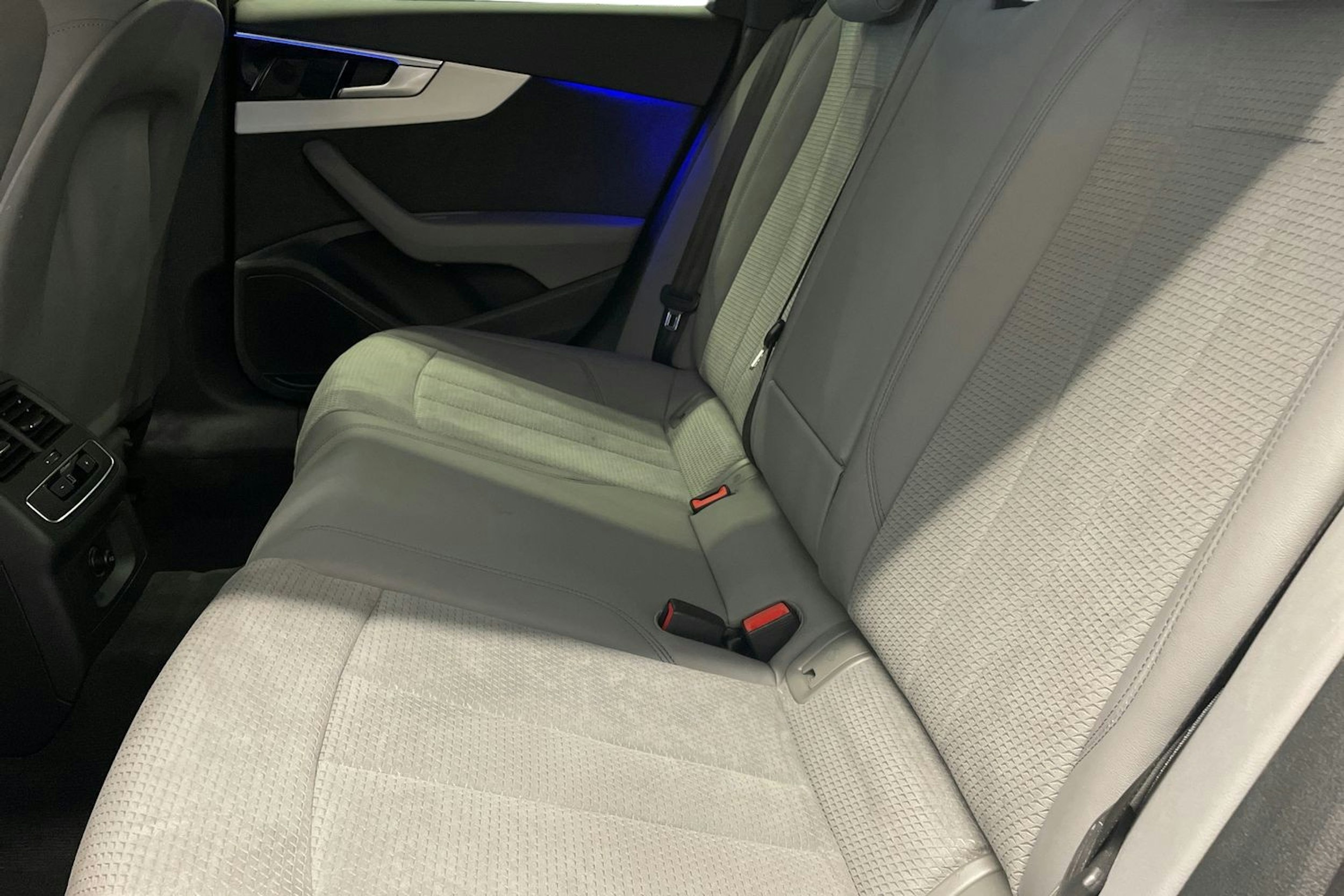 Sininen Audi A4 2024 kuva 10.