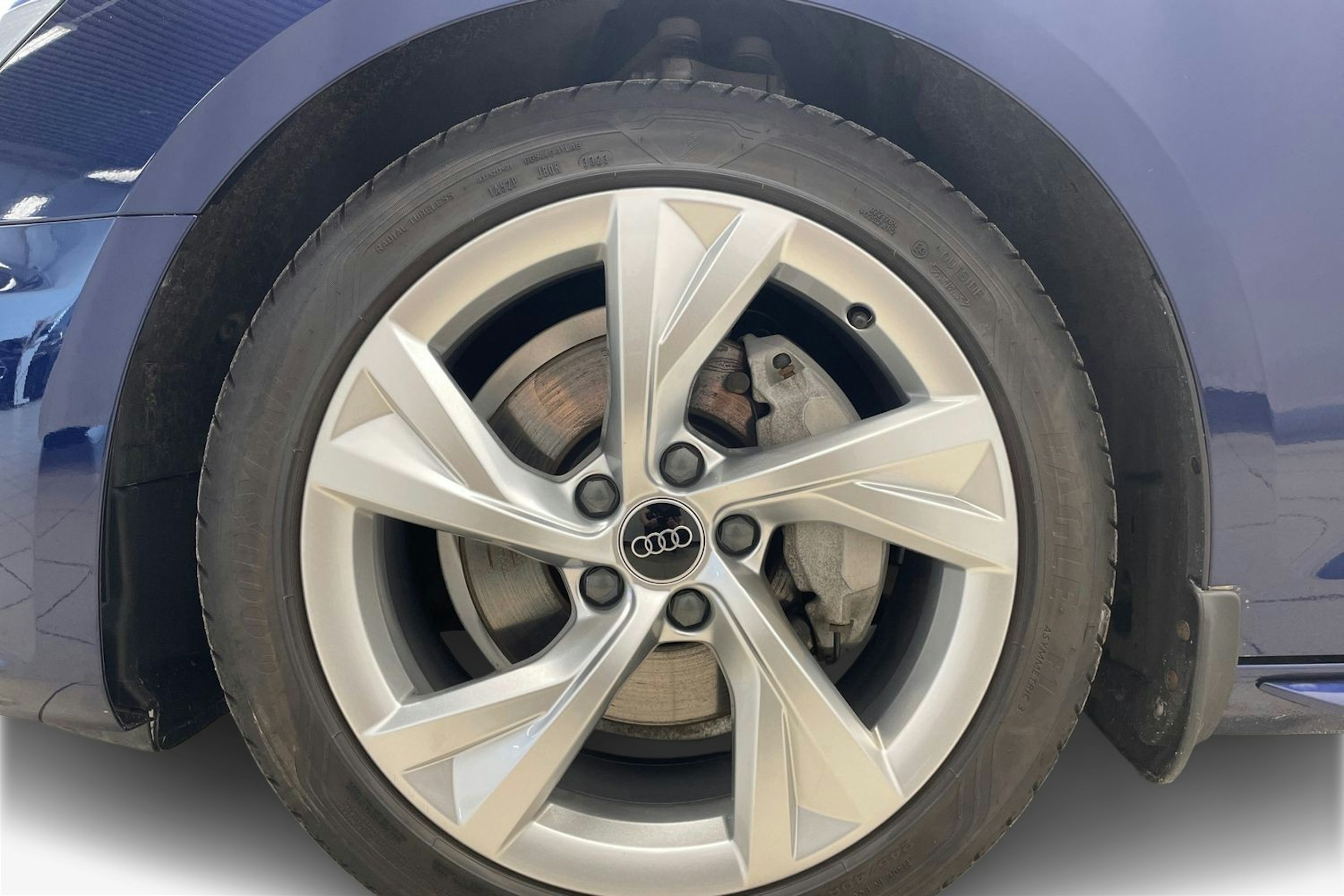 Sininen Audi A4 2024 kuva 11.