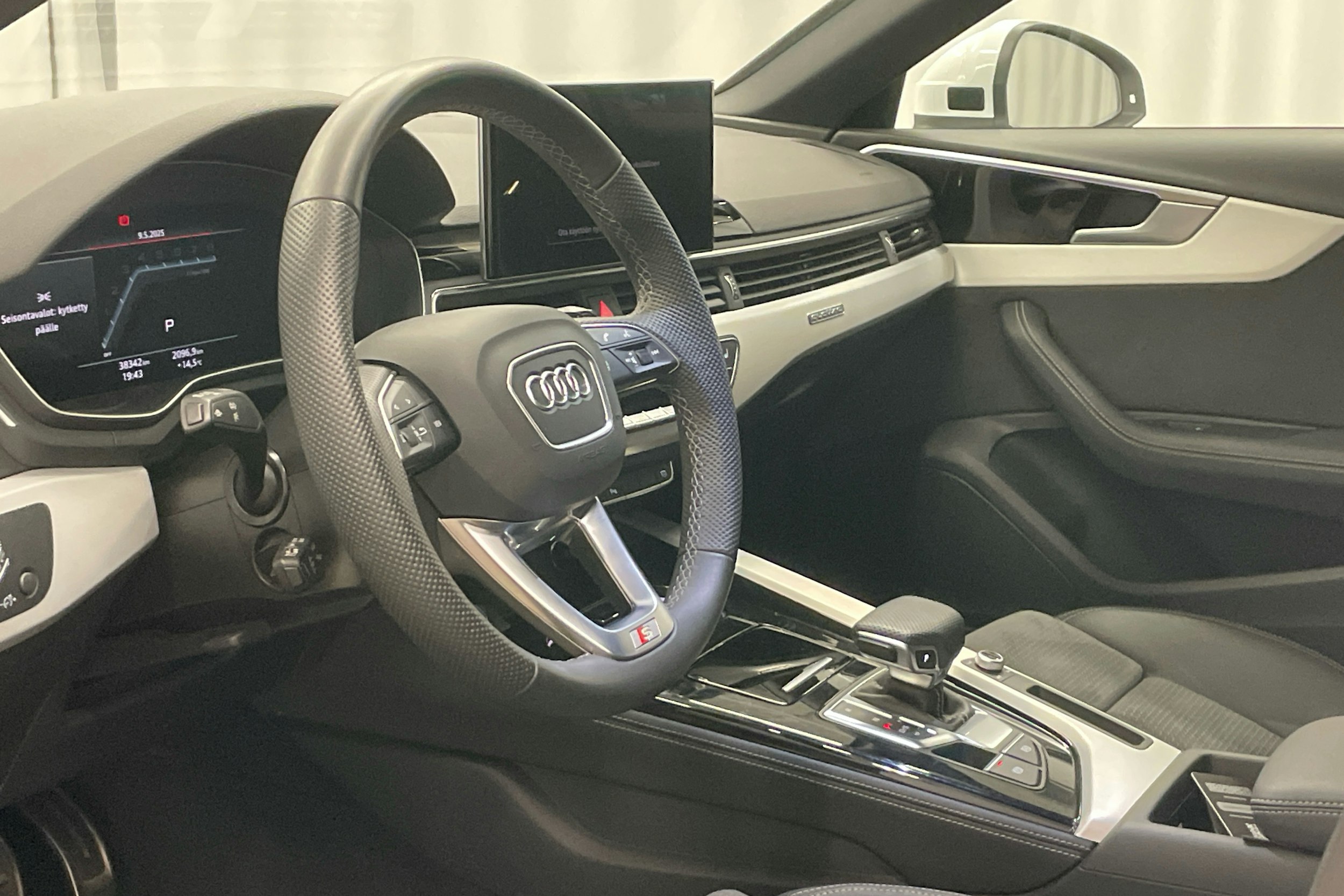 valkoinen Audi A4 2024 kuva 6.