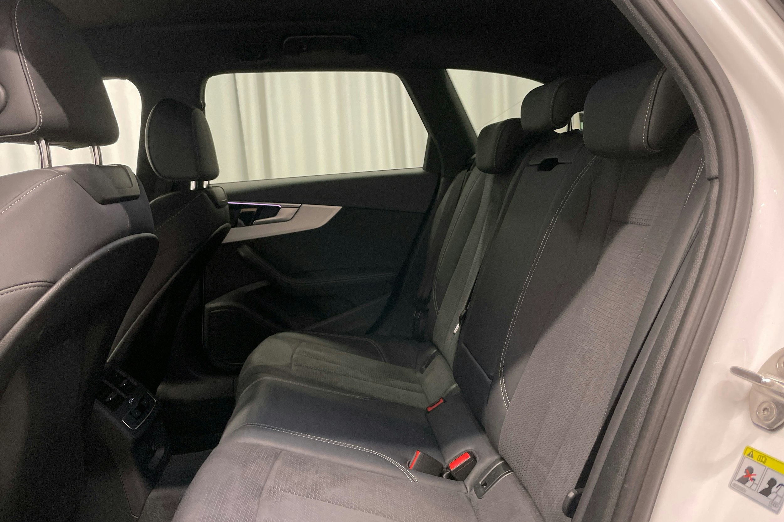 valkoinen Audi A4 2024 kuva 8.