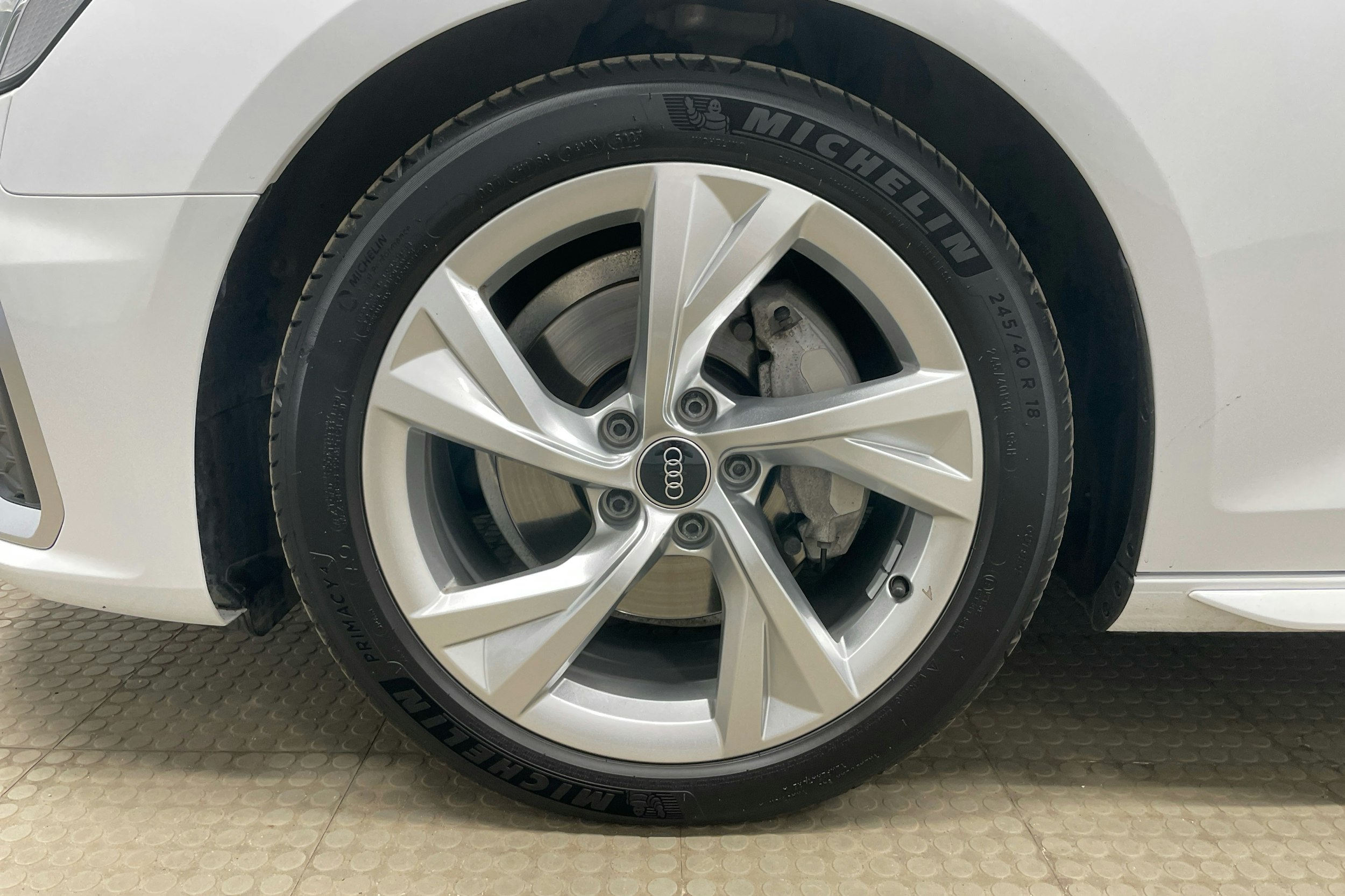 valkoinen Audi A4 2024 kuva 9.
