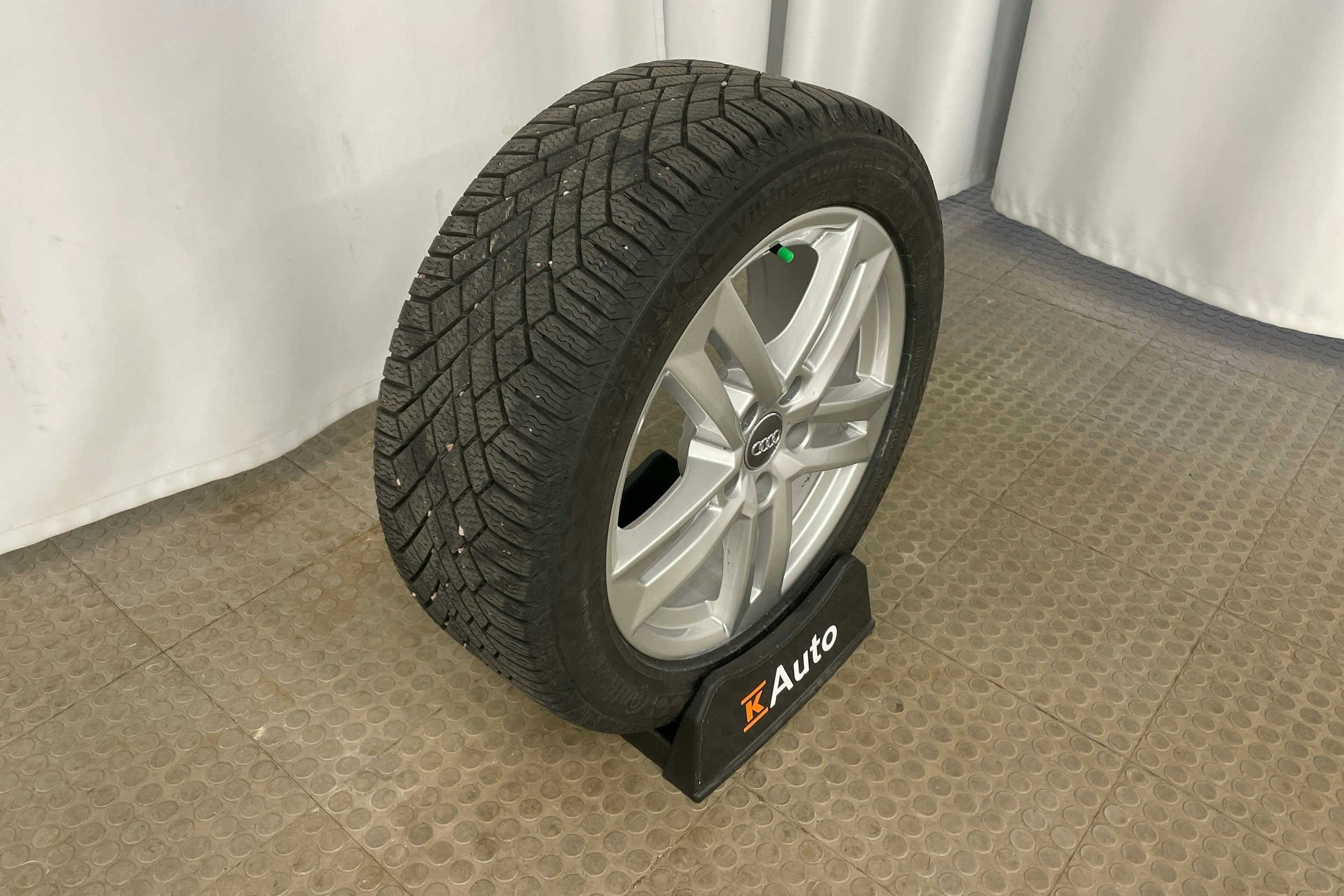 valkoinen Audi A4 2024 kuva 10.