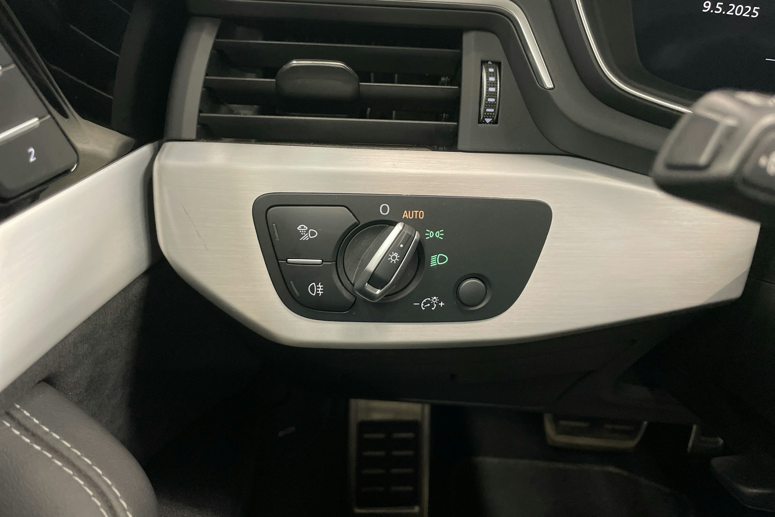 valkoinen Audi A4 2024 kuva 16.