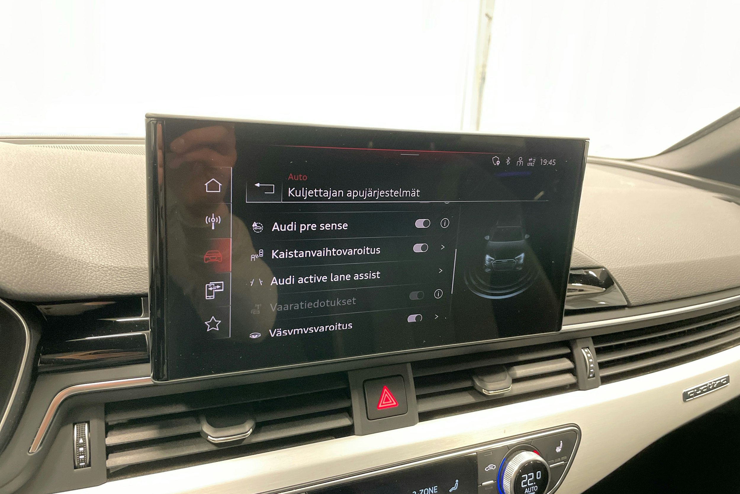 valkoinen Audi A4 2024 kuva 21.