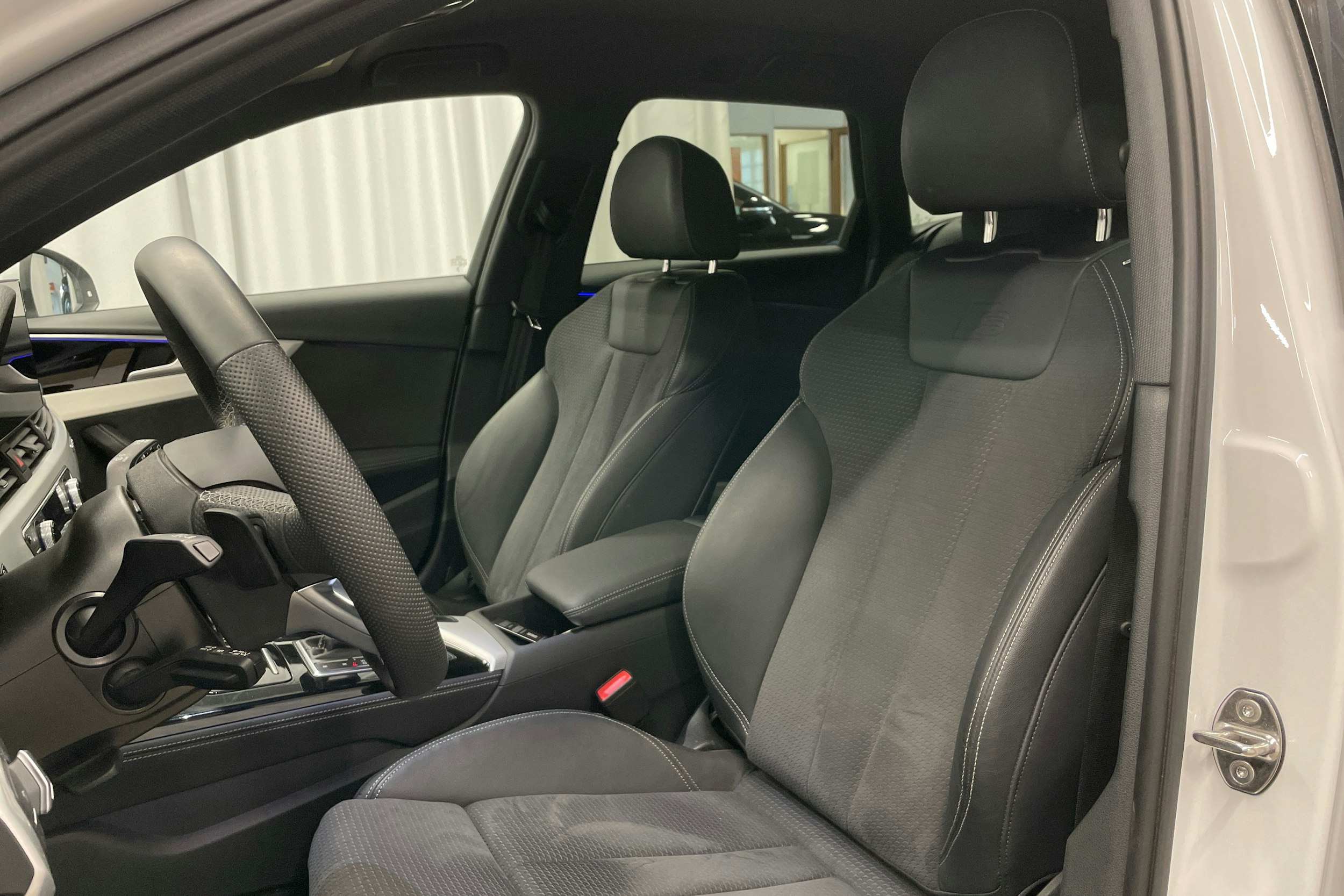 valkoinen Audi A4 2024 kuva 26.