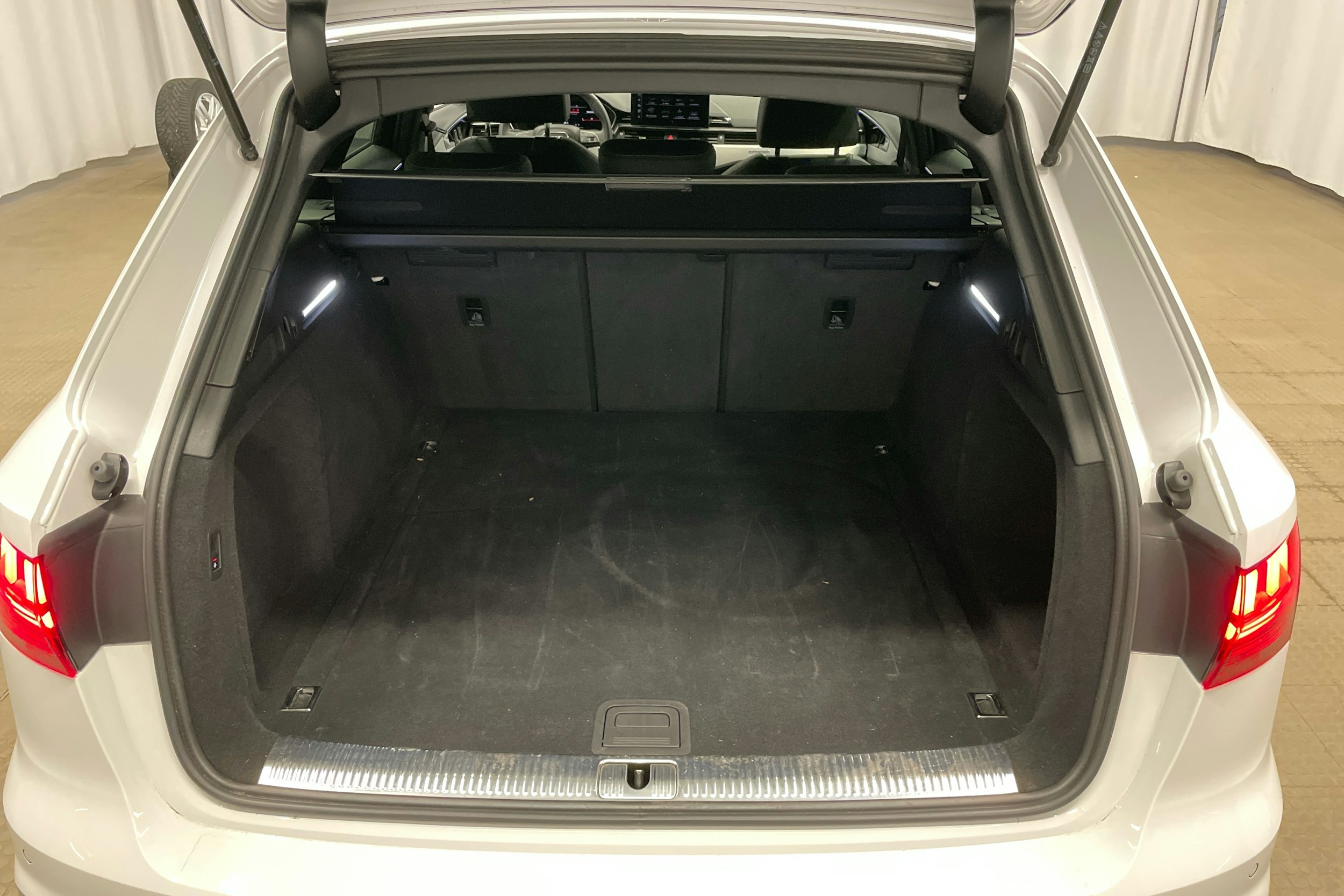 valkoinen Audi A4 2024 kuva 29.