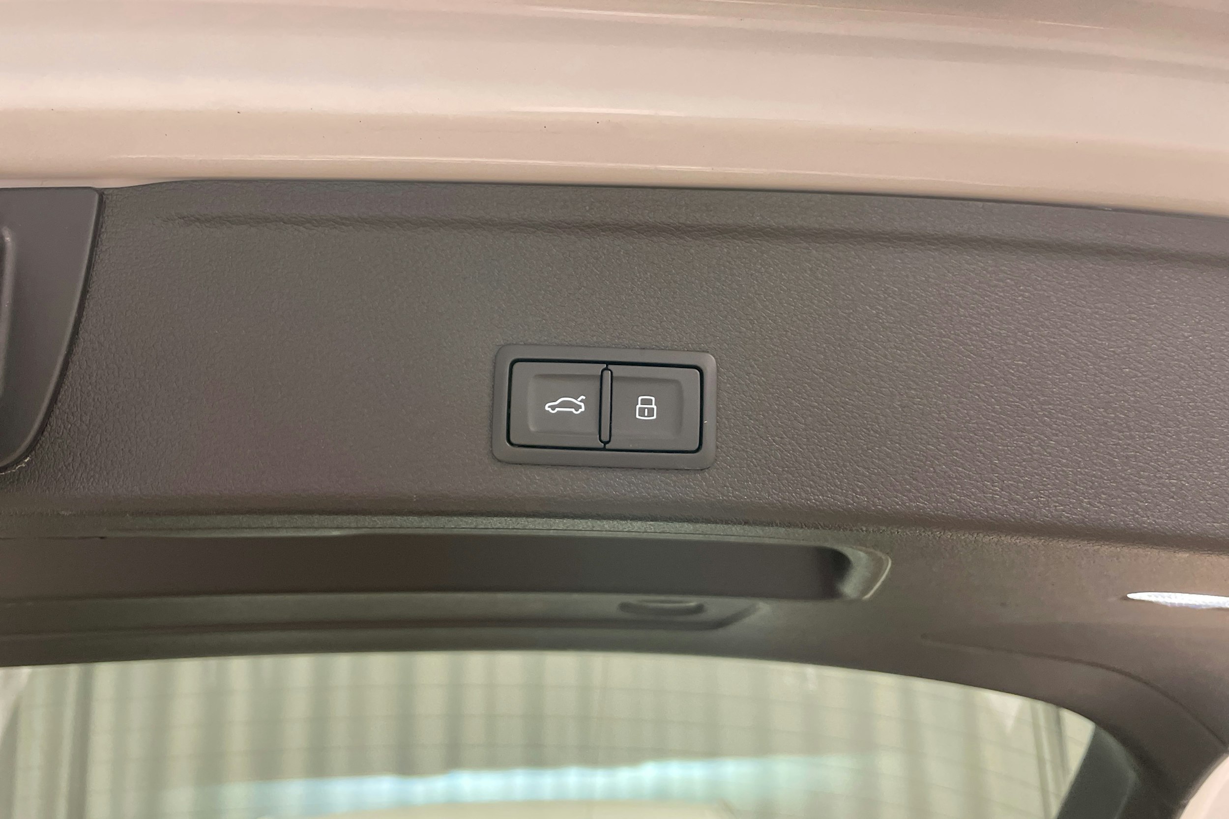 valkoinen Audi A4 2024 kuva 30.