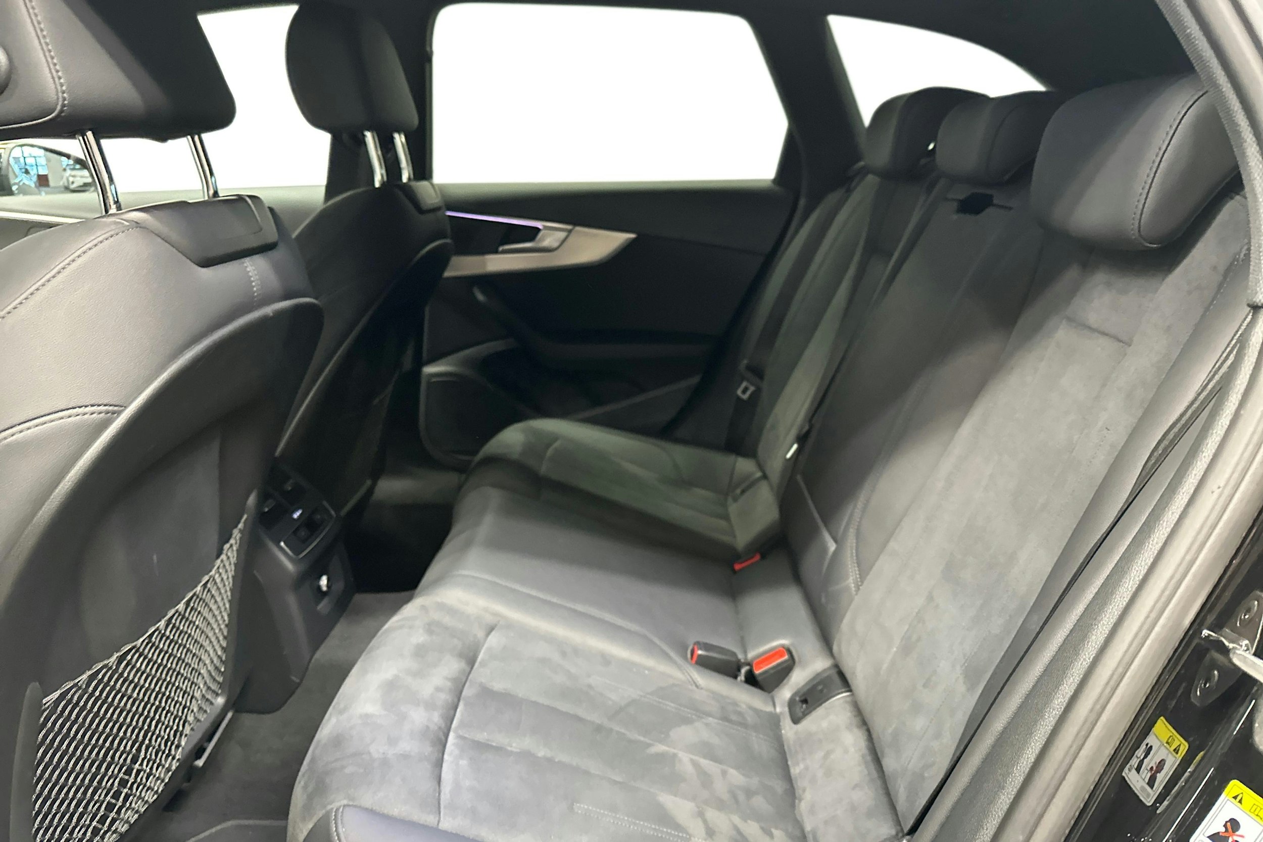 musta Audi A4 2024 kuva 8.