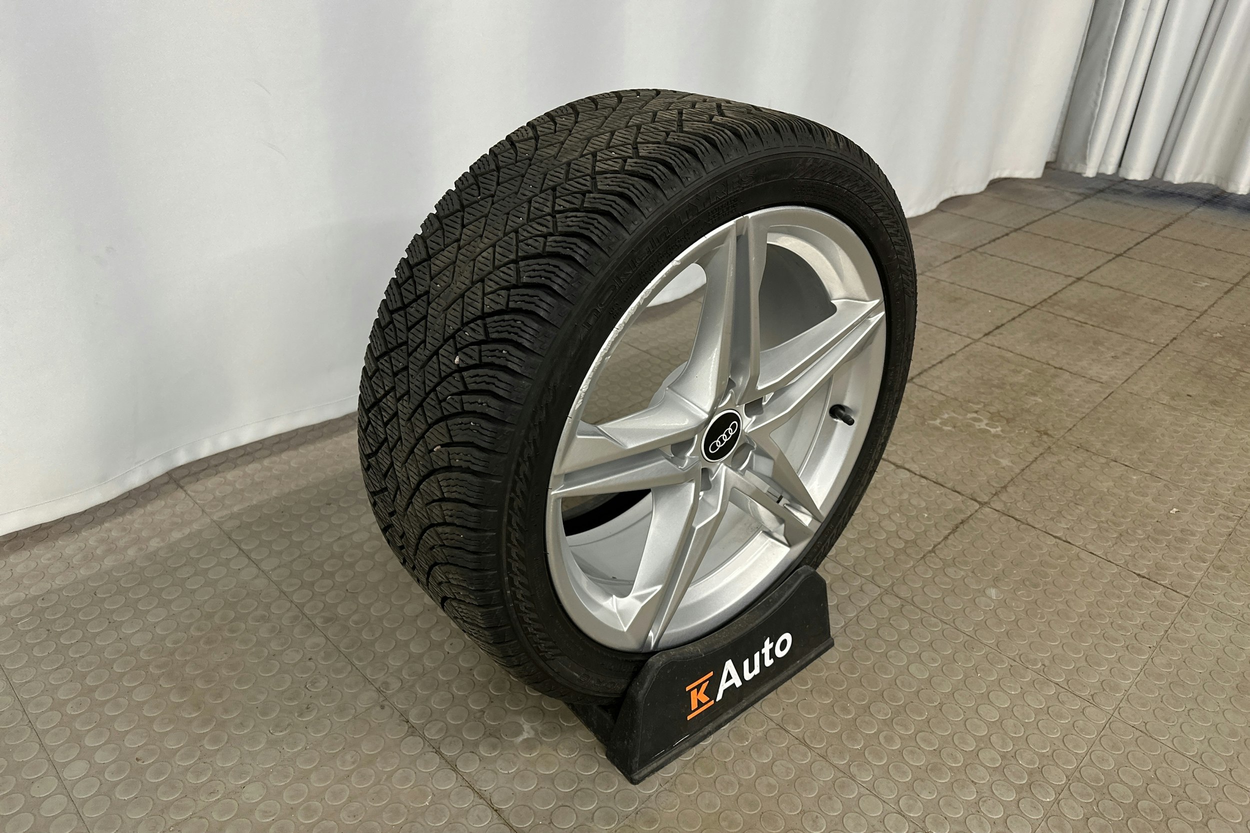 musta Audi A4 2024 kuva 10.
