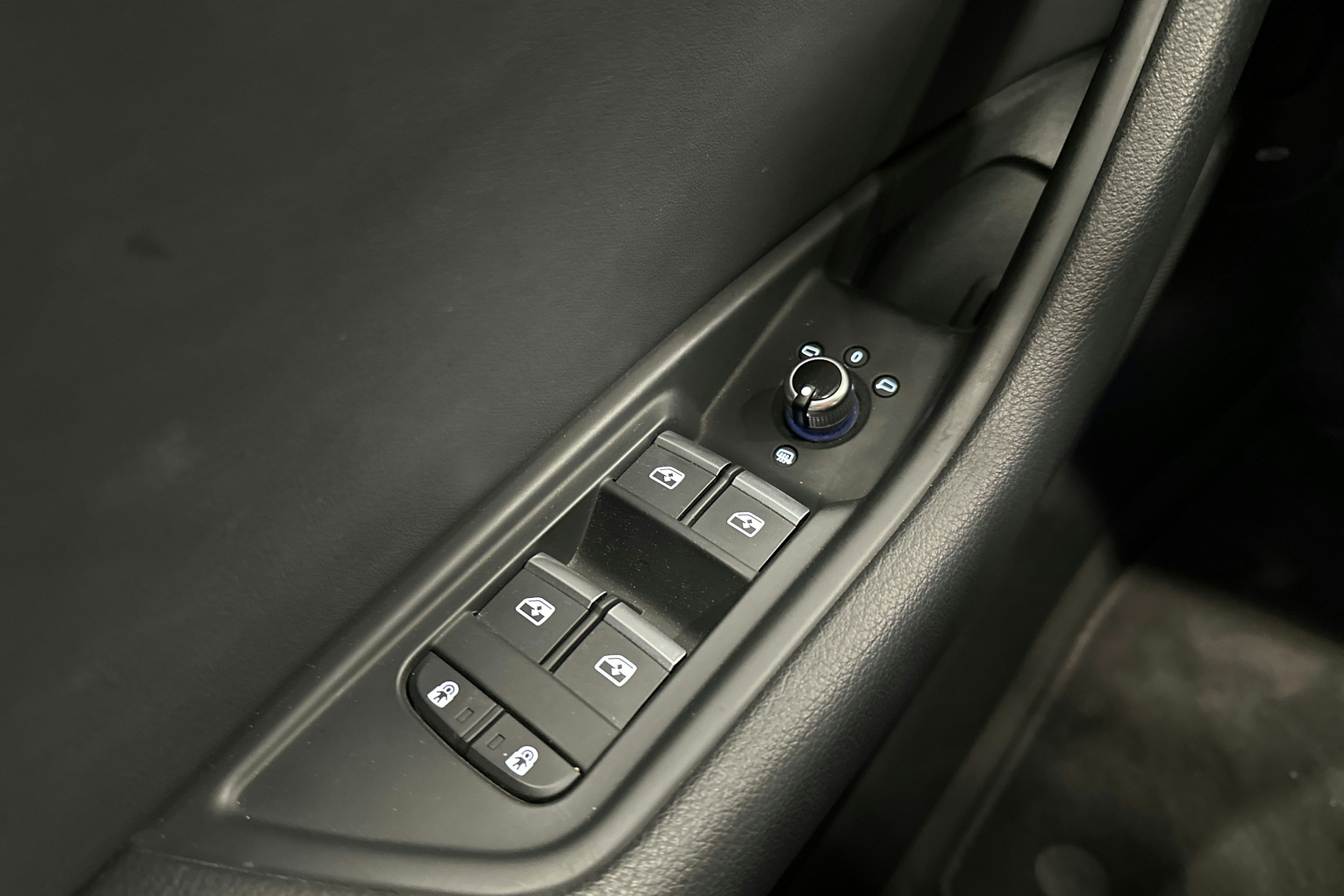 musta Audi A4 2024 kuva 15.